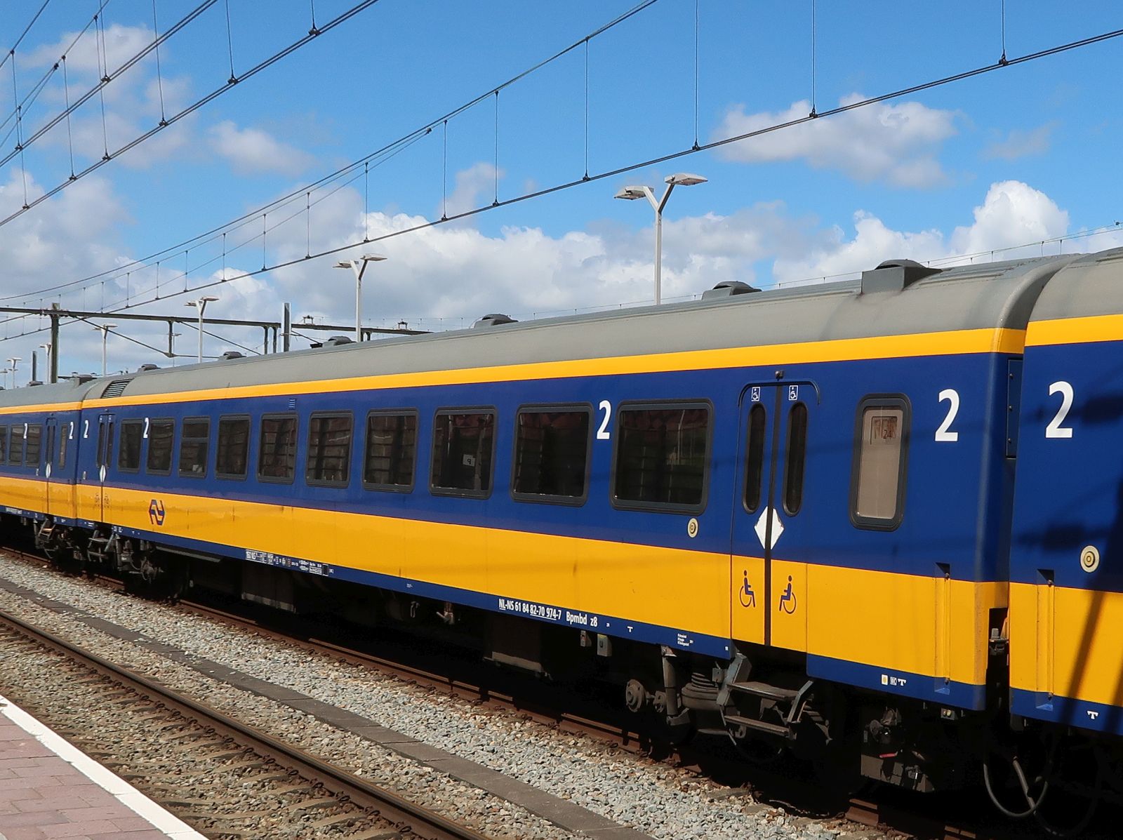 NS ICR Bpmbdez8 2. Klasse Intercity Reisezugwagen mit Nummer 61 84 82-70 974-7 Baujahr 1986 (Vorher: BKD 50 84 82-70 974-0) Gleis 2 Rotterdam Centraal Station, Niederlande 04-07-2024.

NS ICR Bpmbdez8 2e klasse rijtuig met nummer 61 84 82-70 974-7 bouwjaar 1986 (oorspronkelijk nummer: BKD 50 84 82-70 974-0) spoor 2 Rotterdam CS 04-07-2024.
