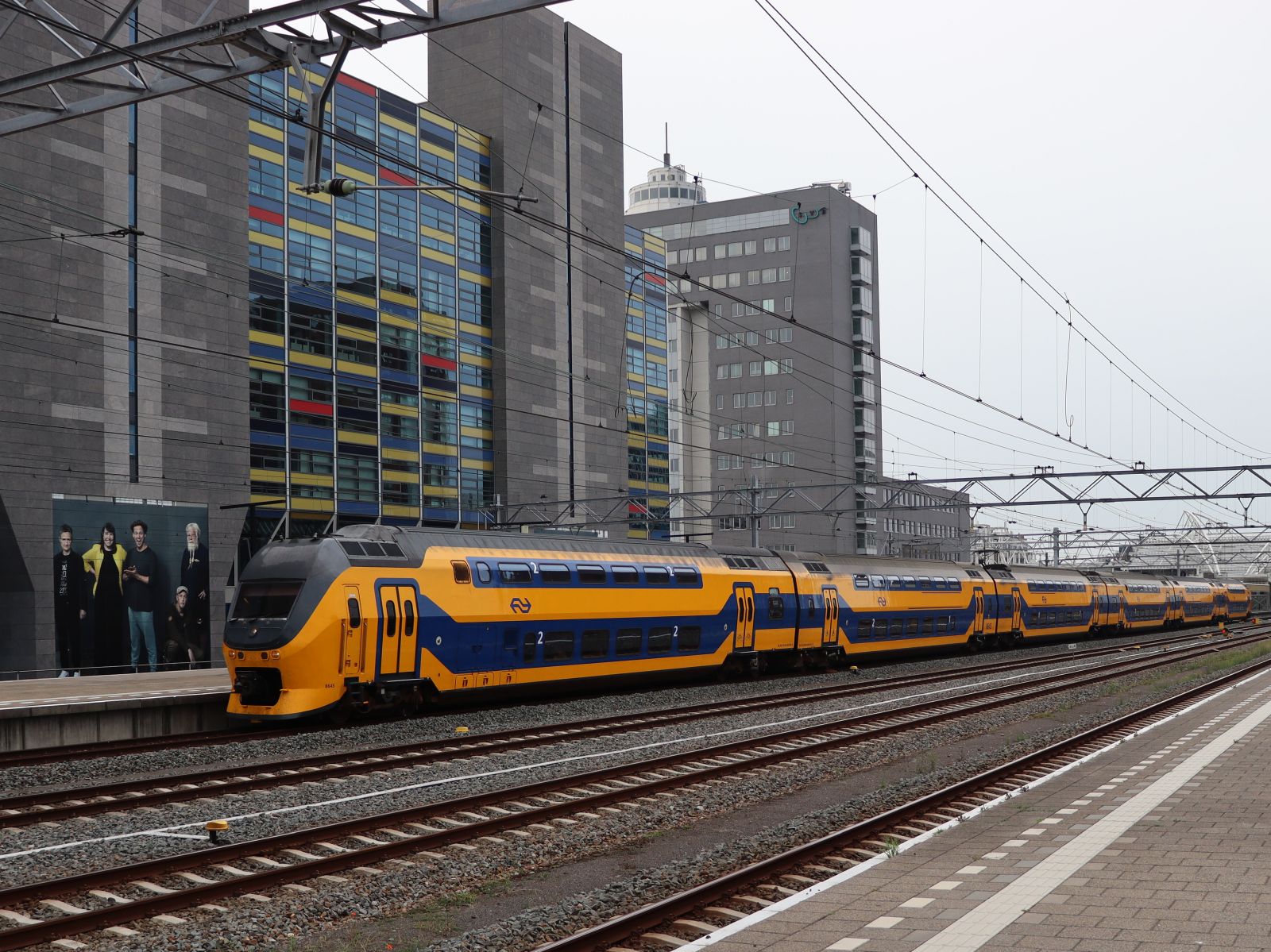 NS IRM Triebzug 8645 Gleis 5 Leiden Centraal 24-08-2023.

NS IRM treinstel 8645 spoor 5 Leiden Centraal 24-08-2023.