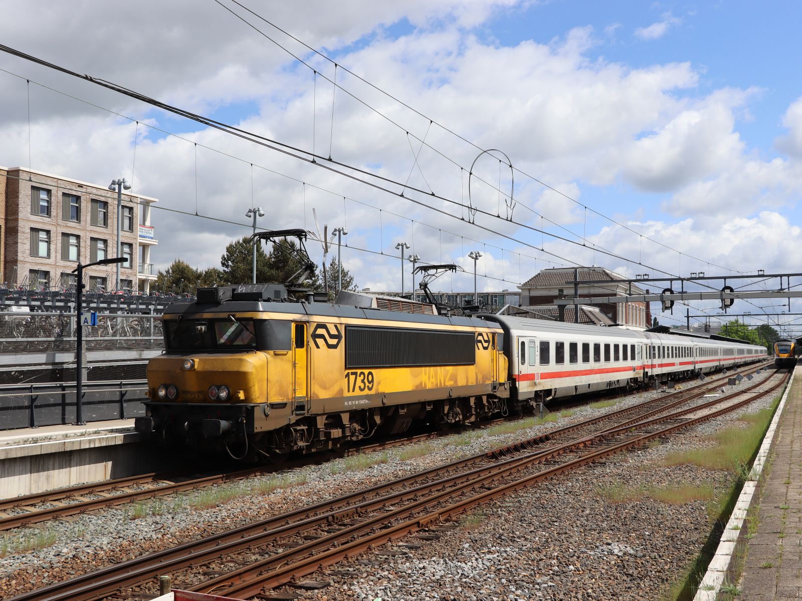 NS Lokomotive 1739 mit versp�ttete IC 240 von Berlijn nach Amsterdam. Gleis 1 Apeldoorn 16-05-2023.

NS locomotief 1739 met vertraagde IC 240 van Berlijn naar Amsterdam. Spoor 1 Apeldoorn 16-05-2023.