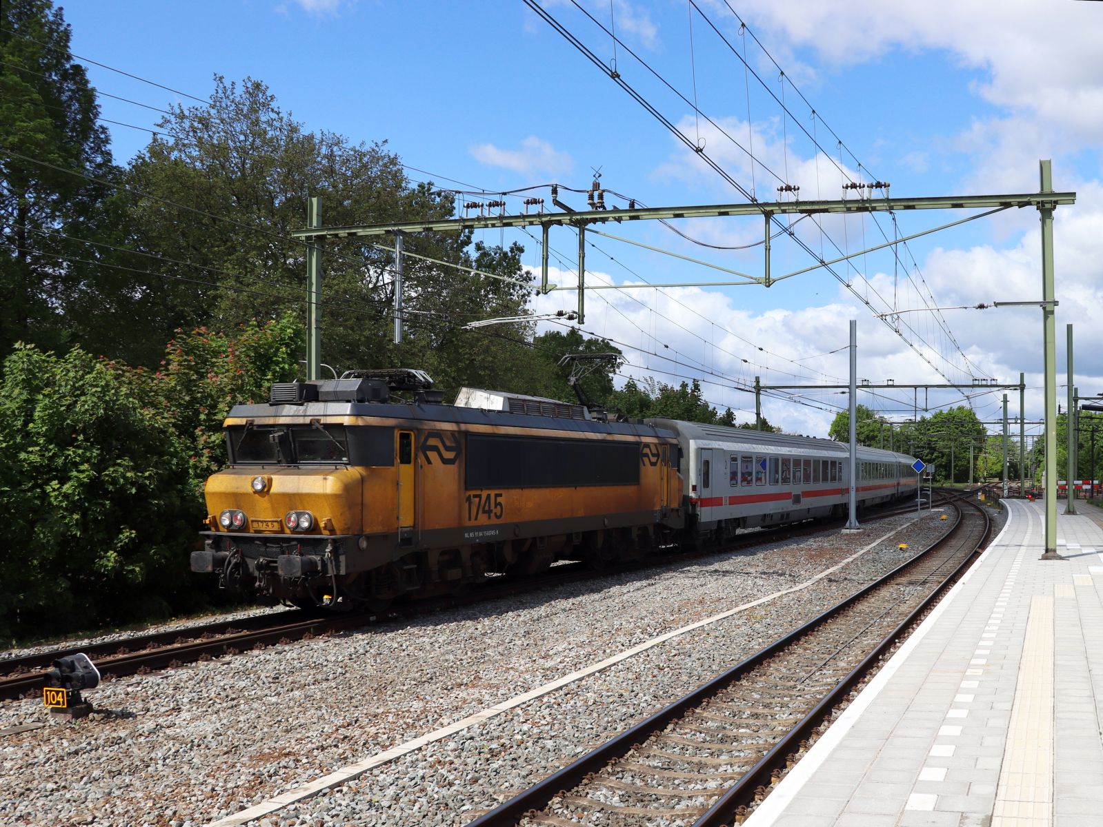 NS Lokomotive 1745 mit Intercity 145 von Amsterdam CS nach Berlin. Gleis 1 Deventer 16-05-2023.

NS locomotief 1745 met Intercity 145 van Amsterdam CS naar Berlijn. Spoor 1 Deventer 16-05-2023.