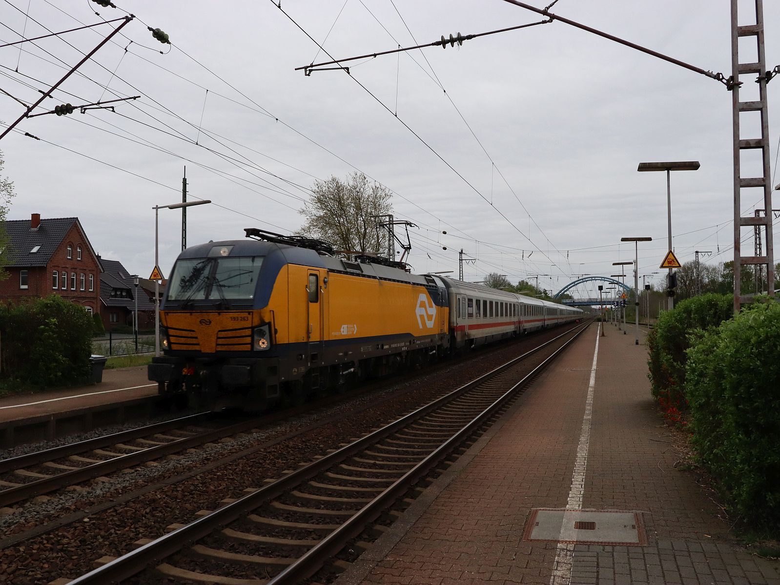 NS Lokomotive 193 263-1 (91 80 6193 263-1 D-ELOC) m-t Intercity van Berlin nach Amsterdam durchfahrt Gleis 4 Bahnhof Salzbergen, Deutschland 17-04-2025.

NS locomotief 193 263-1 (91 80 6193 263-1 D-ELOC) met Intercity naar Amsterdam spoor 4 station Salzbergen, Duitsland 17-04-2025.