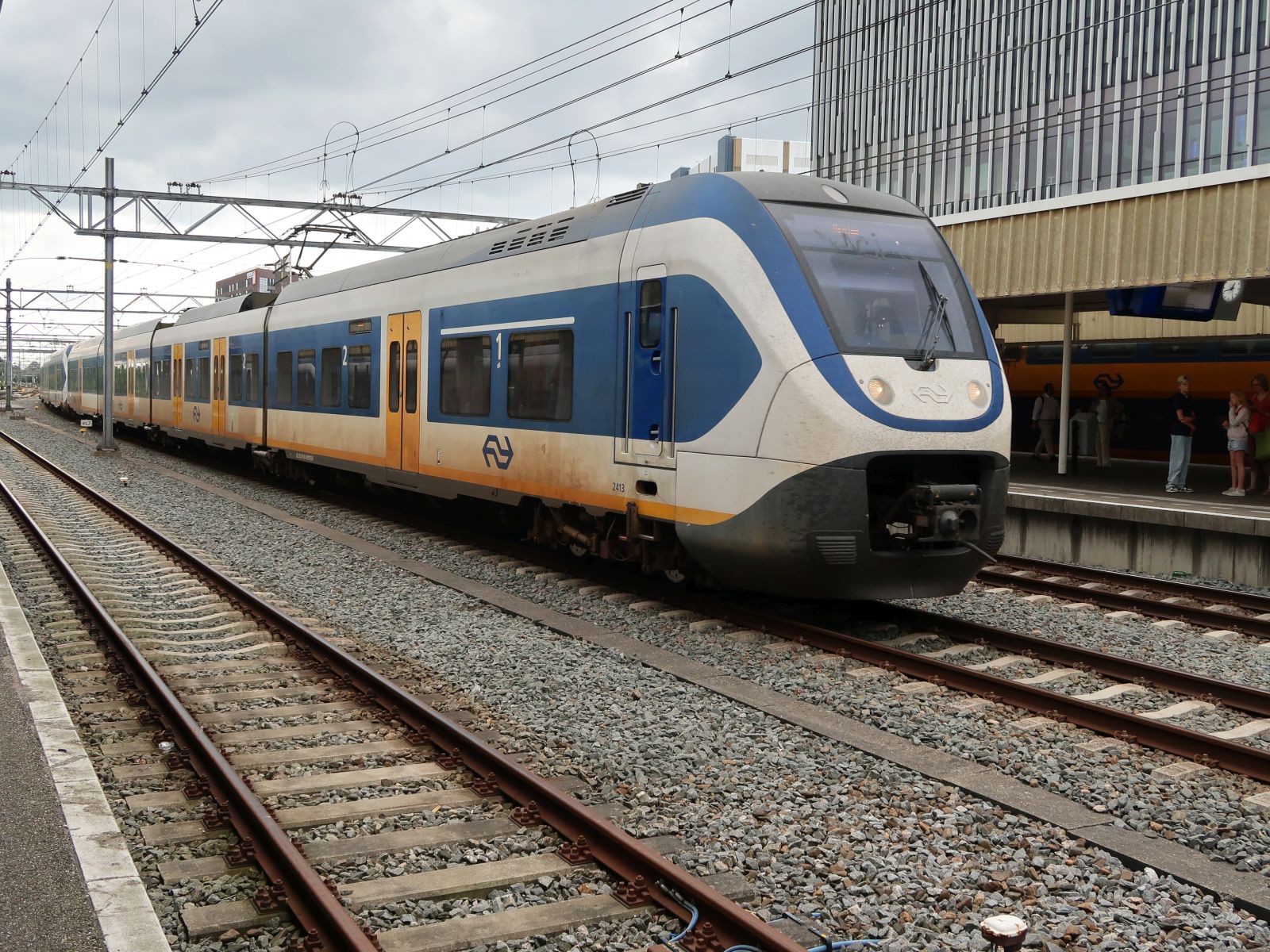 NS SLT Triebzug 2413 und 2651 Gleis 3 Leiden Centraal 21-07-2025.

NS SLT treinstel 2413 en 2651 spoor 3 Leiden Centraal 21-07-2025.