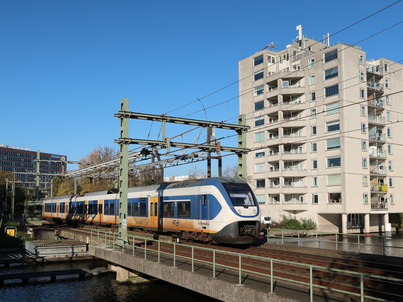 NS SLT Triebzug 2444 und 2657 Eisenbahnbr�cke Galgewaterbrug, Leiden 04-11-2024.

NS SLT treinstel 2444 en 2657 Spoorbrug Galgewaterbrug, Leiden 04-11-2024.