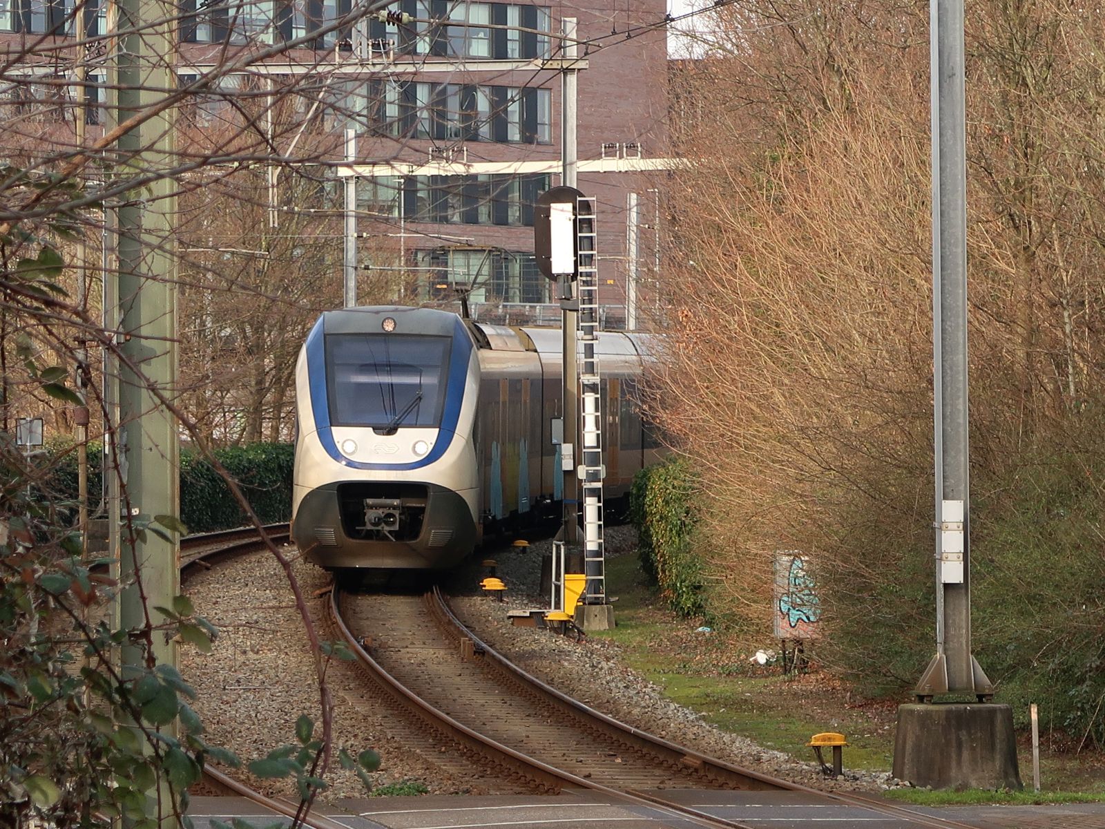 NS SLT Triebzug 2457 und 2637 Bahn�bergang Morsweg, Leiden 29-01-2024.

NS SLT treinstel 2457 en 2637 overweg Morsweg, Leiden 29-01-2024.