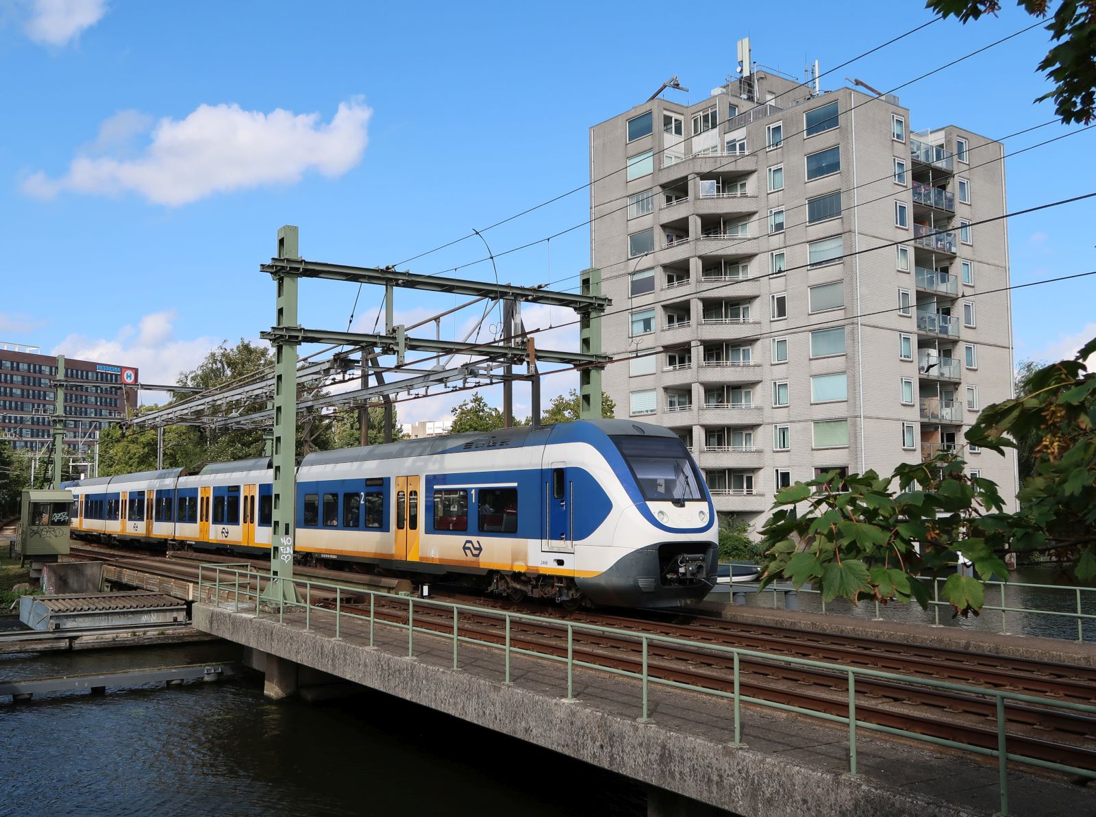 NS SLT Triebzug 2468 und 2644 Galgenwaterbrug, Leiden 18-09-2023.

NS SLT treinstel 2468 en 2644 Galgenwaterbrug, Leiden 18-09-2023.