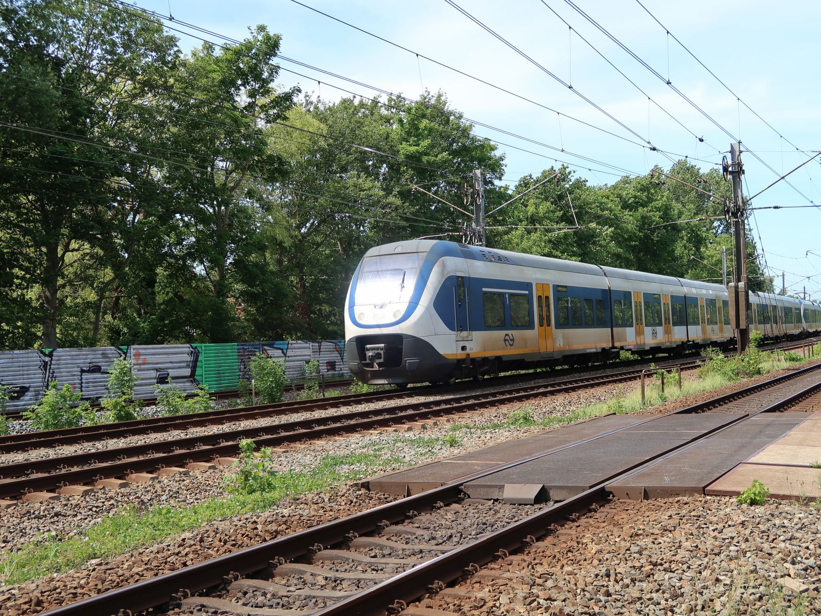 NS SLT Triebzug 2626 und 2658 Padoxlaan, Warmond 26-05-2025.

NS SLT treinstel 2626 en 2658 Padoxlaan, Warmond 26-05-2025.