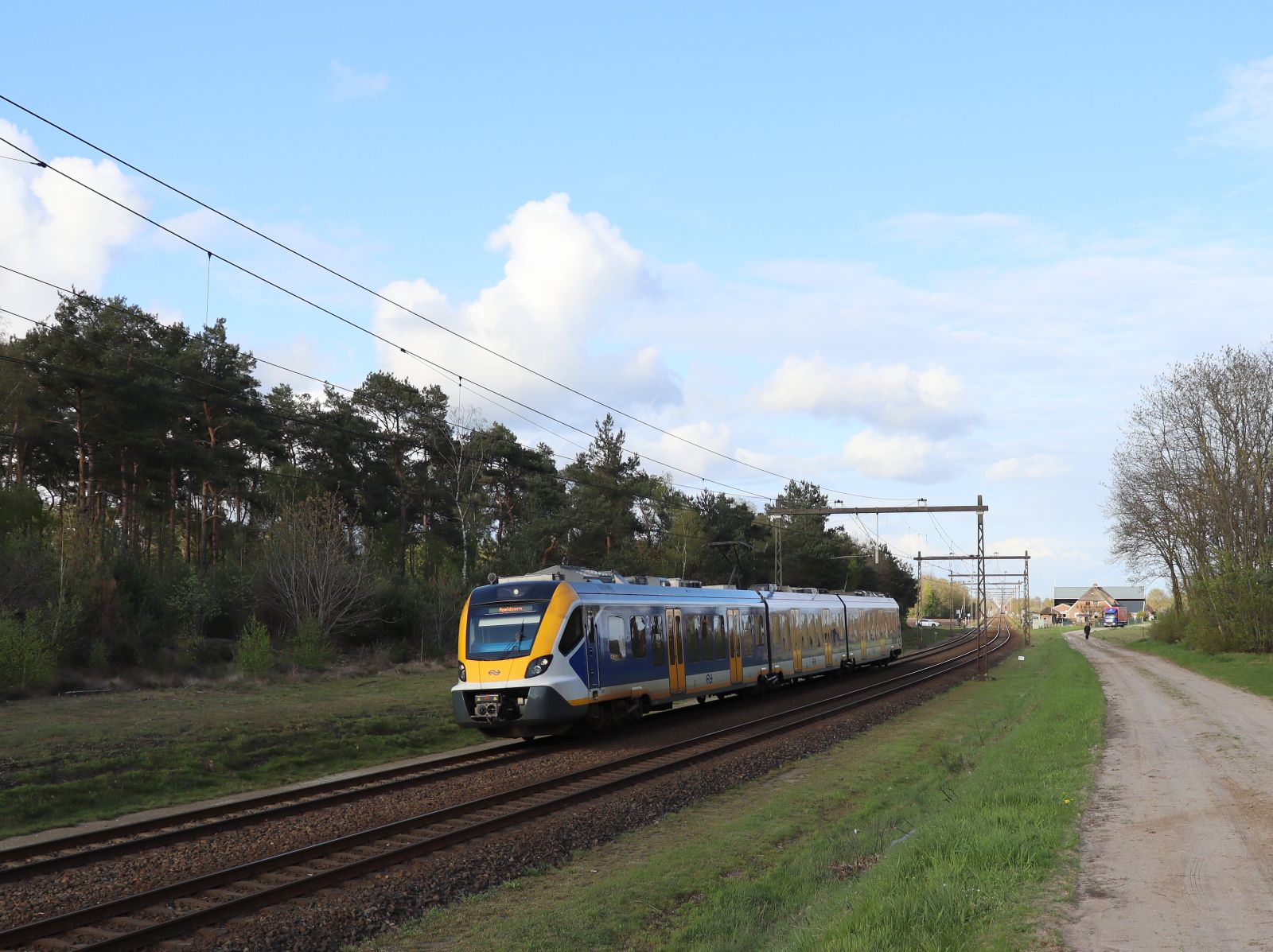 NS SNG-3 Triebzug 2351 Veenweg, Holten 25-04-2023.

NS SNG-3 treinstel 2351 Veenweg, Holten 25-04-2023.