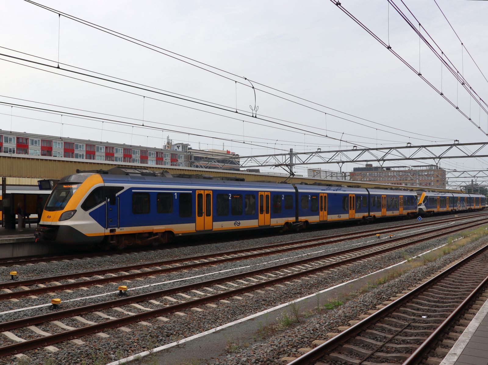 NS SNG-3 Triebzug 3011 en 3001 Gleis 5 Leiden Centraal 24-08-2023.

NS SNG-3 treinstel 3011 en 3001 spoor 5 Leiden Centraal 24-08-2023.