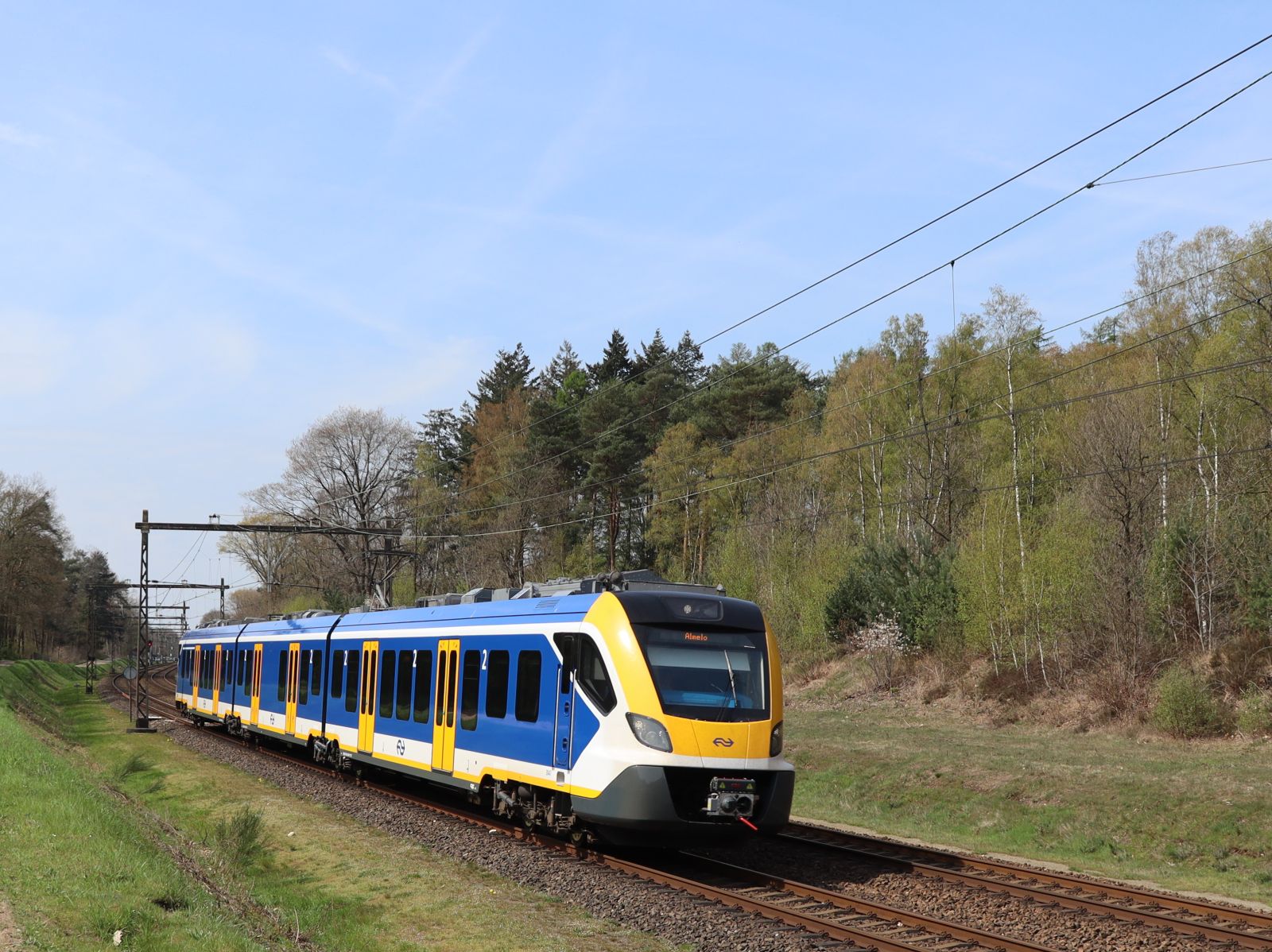 NS SNG-3 Triebzug 3047 Veenweg, Holten 22-04-2023.

NS SNG-3 treinstel 3047 Veenweg, Holten 22-04-2023.
