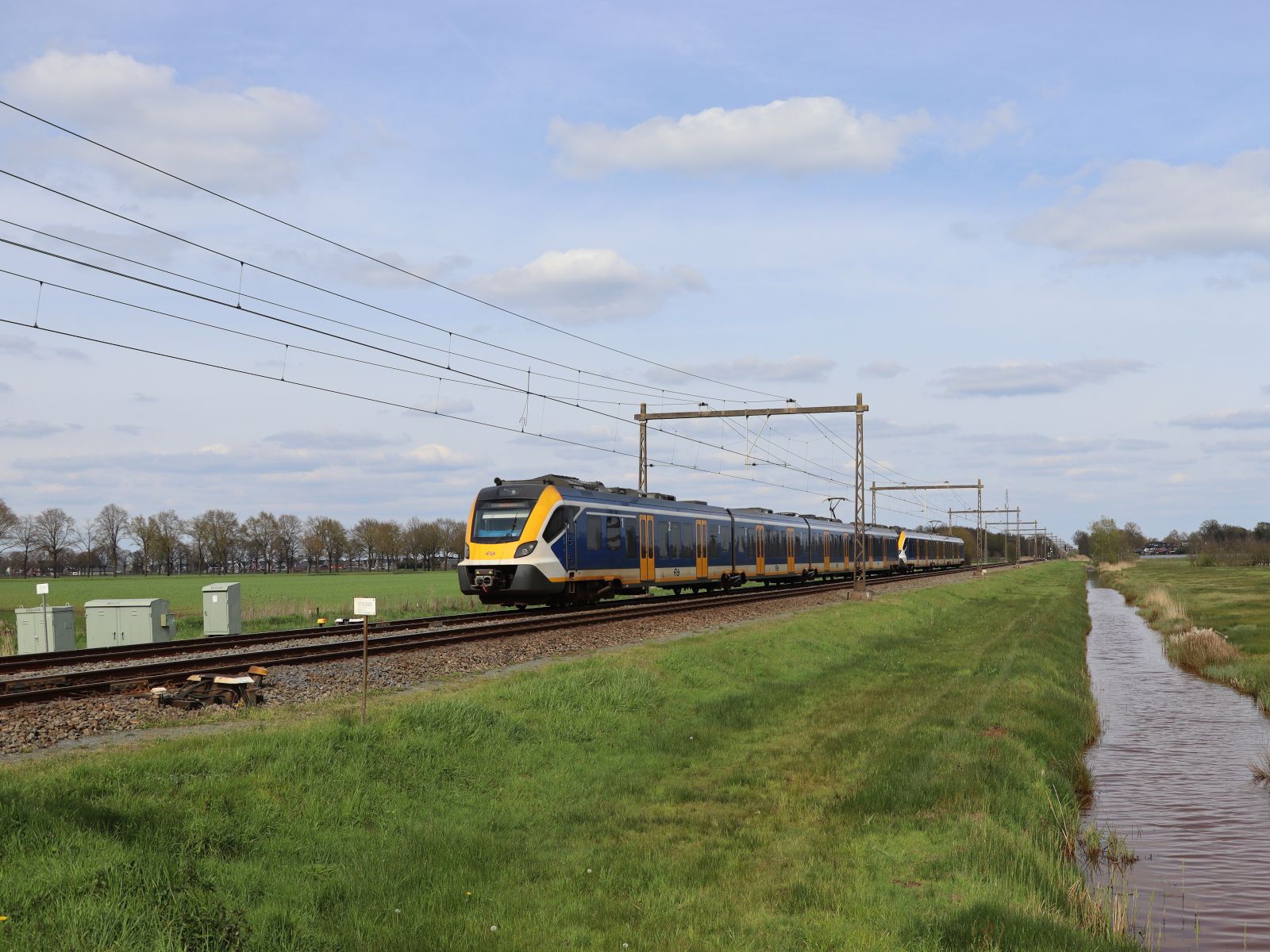 NS SNG-4 Triebzug 2717 Bahn�bdergang Zanddijk, Rijssen 27-04-2023.

NS SNG-4 treinstel 2717 Overweg Zanddijk, Rijssen 27-04-2023.