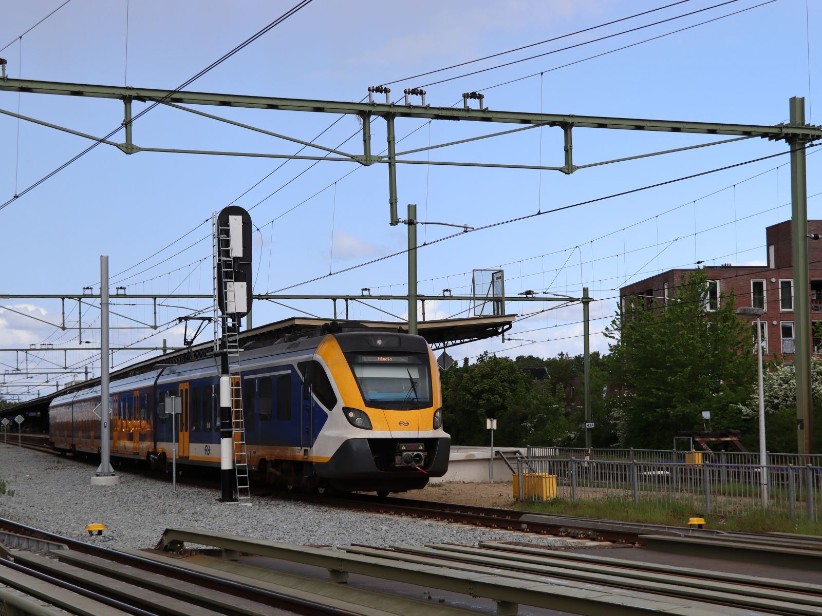 NS SNG-4 Triebzug 2717 Nahverkerhrszug 7035 von Apeldoorn nach Almelo. Abfahrt Bahnhof Deventer 16-05-2023.

NS SNG-4 treinstel 2717 als trein 7035 van Apeldoorn naar Almelo. Vertrek station Deventer 16-05-2023.