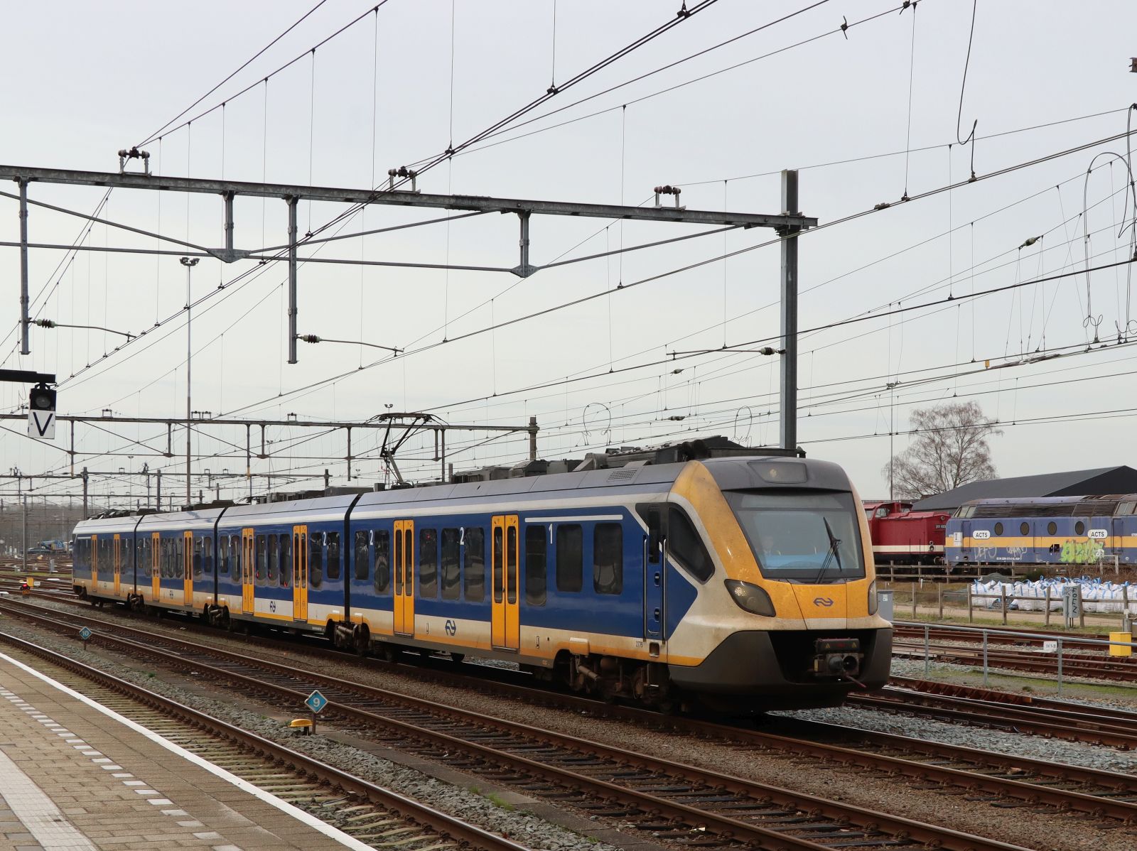 NS SNG-4 Triebzug 2775 Bahnhof Amersfoort Centraal 20-02-2024.

NS SNG-4 treinstel 2775 station Amersfoort Centraal 20-02-2024.