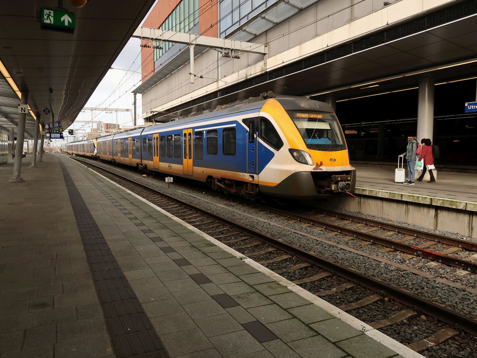NS SNG Triebzug 2314 und 2784 Gleis 4 Utrecht Centraal Station 23-12-2024.

NS SNG treinstel 2314 en 2784 spoor 4 Utrecht Centraal Station 23-12-2024.