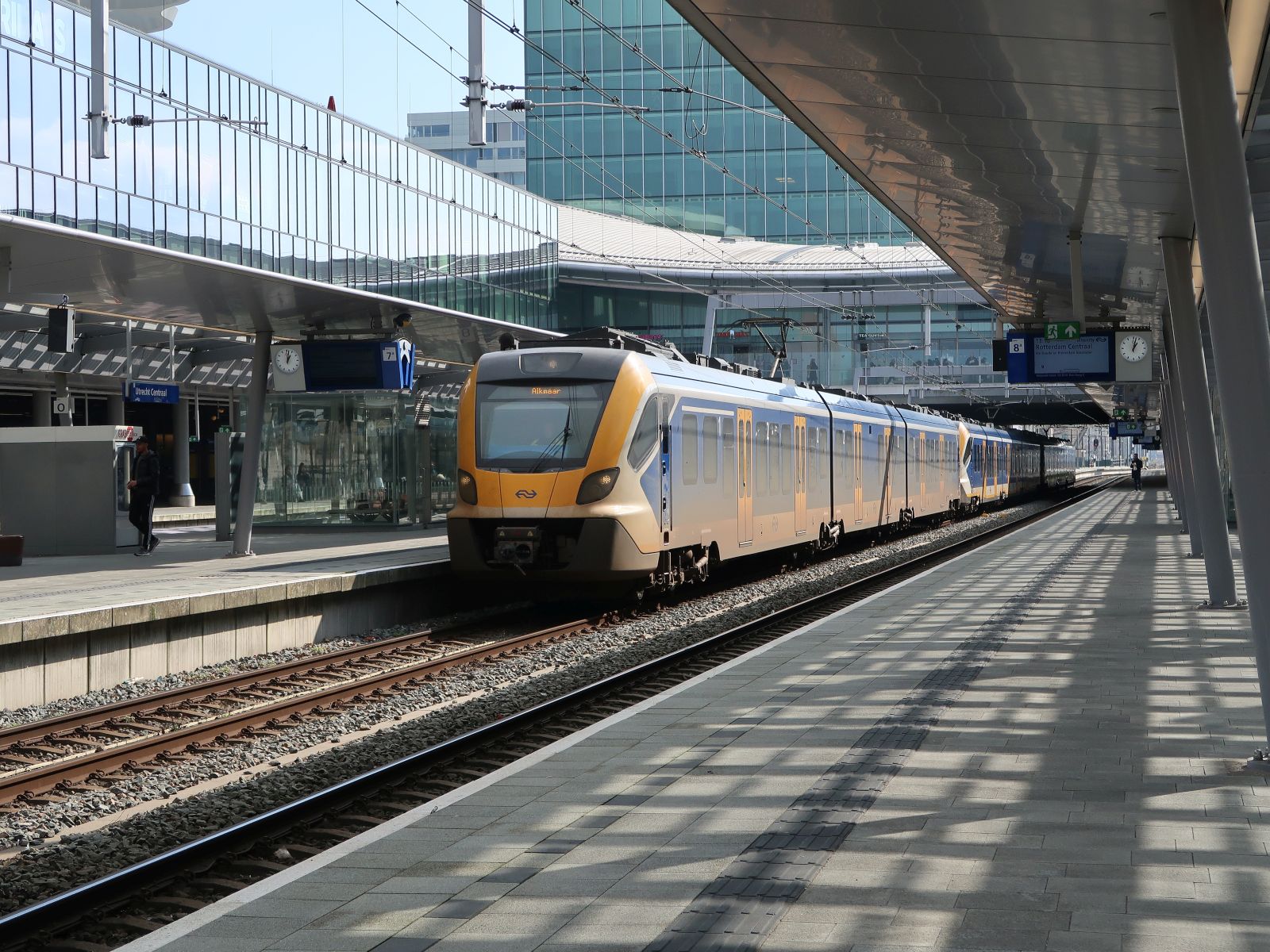 NS SNG Triebzug 3010, 2324 und 3028 Ersatz intercity nach Alkmaar Gleis 7 Utrecht Centraal Station 07-03-2024.


NS SNG treinstel 3010, 2324 en 3028 als vervangende intercity naar Alkmaar. Utrecht CS 07-03-2024.