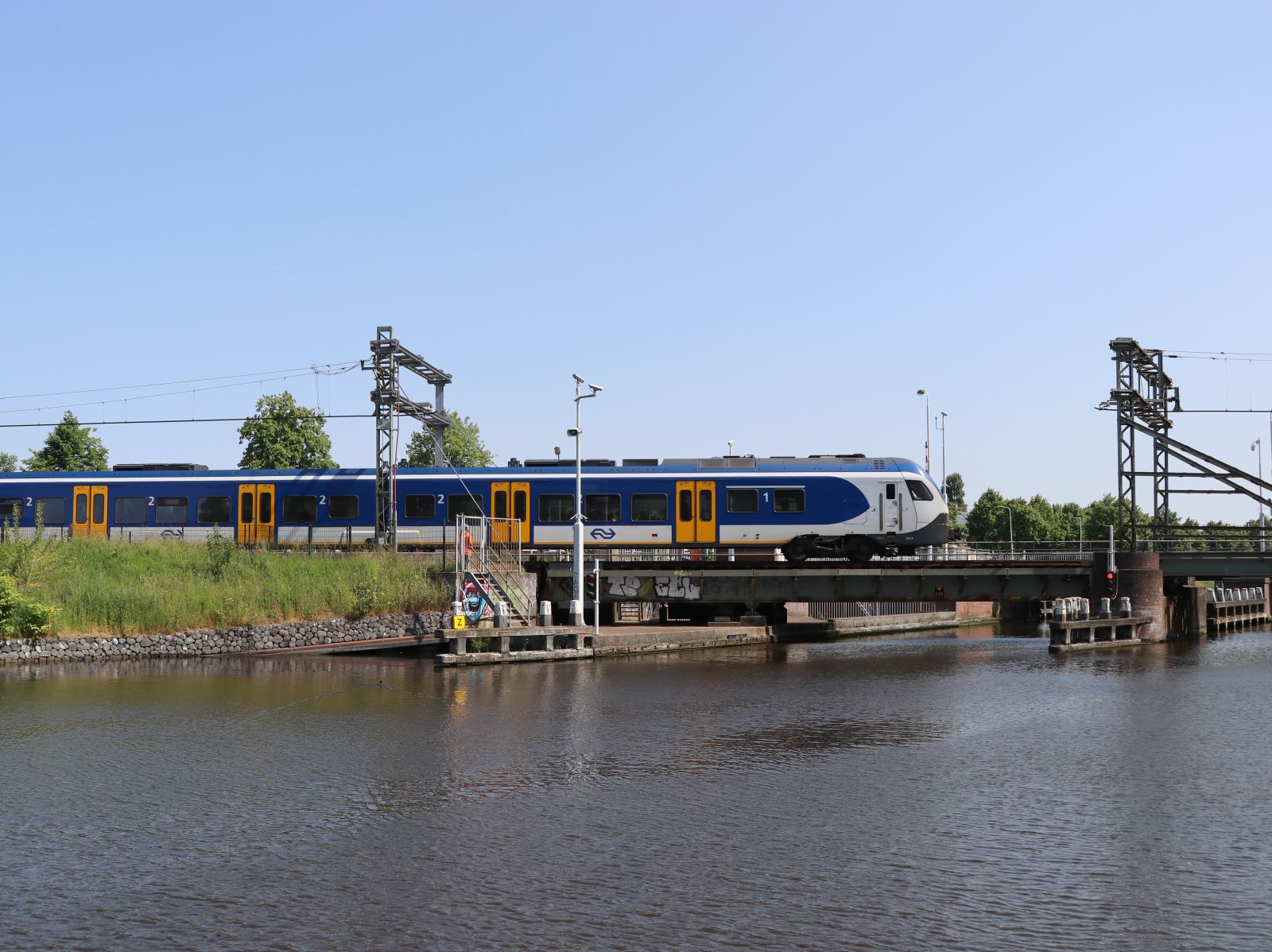 NS Stadler FLIRT-IV Triebzug 2513 als Intercity 8841 von Leiden Centraal nach Utrecht Centraal Station. Leiden 05-06-2023.

NS Stadler FLIRT-IV treinstel 2513 als trein 8841 van Leiden Centraal naar Utrecht CS. Rijn en Schiekanaal spoorbrug. Leiden 05-06-2023