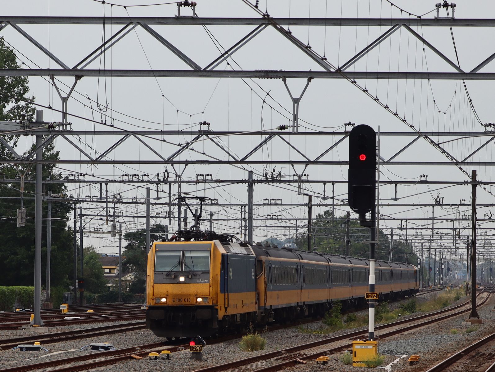 NS TRAXX Lokomotive 186 013-6 ( 91 84 1186 013-6 NL-NS ) durchfahrt Leiden Centraal 24-08-2023.


NS TRAXX locomotief 186 013-6 ( 91 84 1186 013-6 NL-NS ) doorkomst Leiden Centraal 24-08-2023.