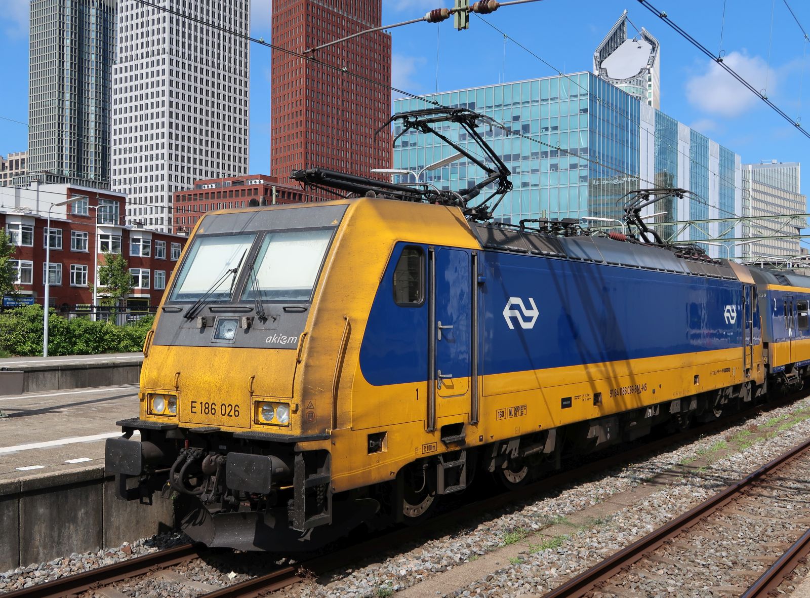 NS TRAXX Lokomotive 186 026-8 (91 84 11 86 026-8 NL-NS) Gleis 3 Den Haag Centraal Station 13-07-2023.

NS TRAXX locomotief 186 026-8 (91 84 11 86 026-8 NL-NS) spoor 3 Den Haag CS 13-07-2023.