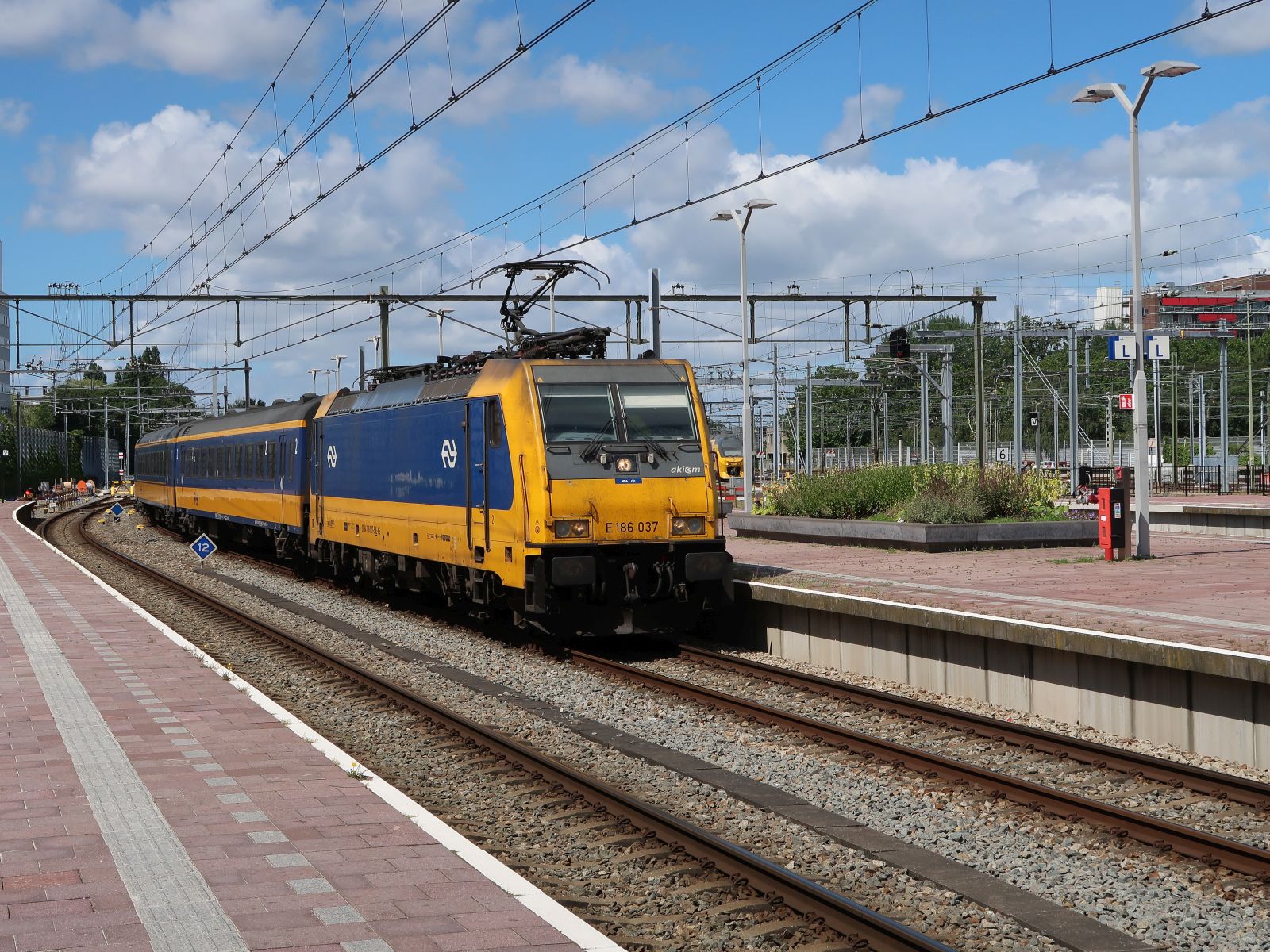 NS TRAXX Lokomotive 186 037-5 (91 84 1186 037-5 NL-NS) Gleis 2 Rotterdam Centraal Station 04-07-2024.

NS TRAXX locomotief 186 037-5 (91 84 1186 037-5 NL-NS) spoor 2 Rotterdam Centraal Station 04-07-2024.