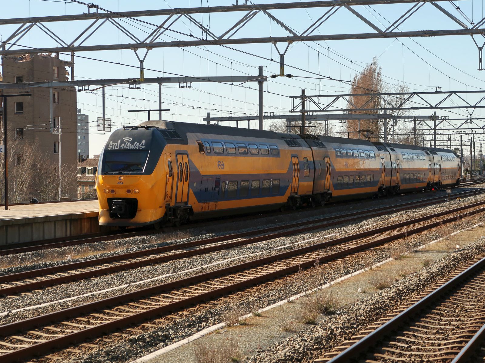 NS Triebzug DD-IRM-IV 9404 Gleis 5 Leiden Centraal 18-03-2025.

NS treinstel DD-IRM-IV 9404 spoor 5 Leiden Centraal 18-03-2025.