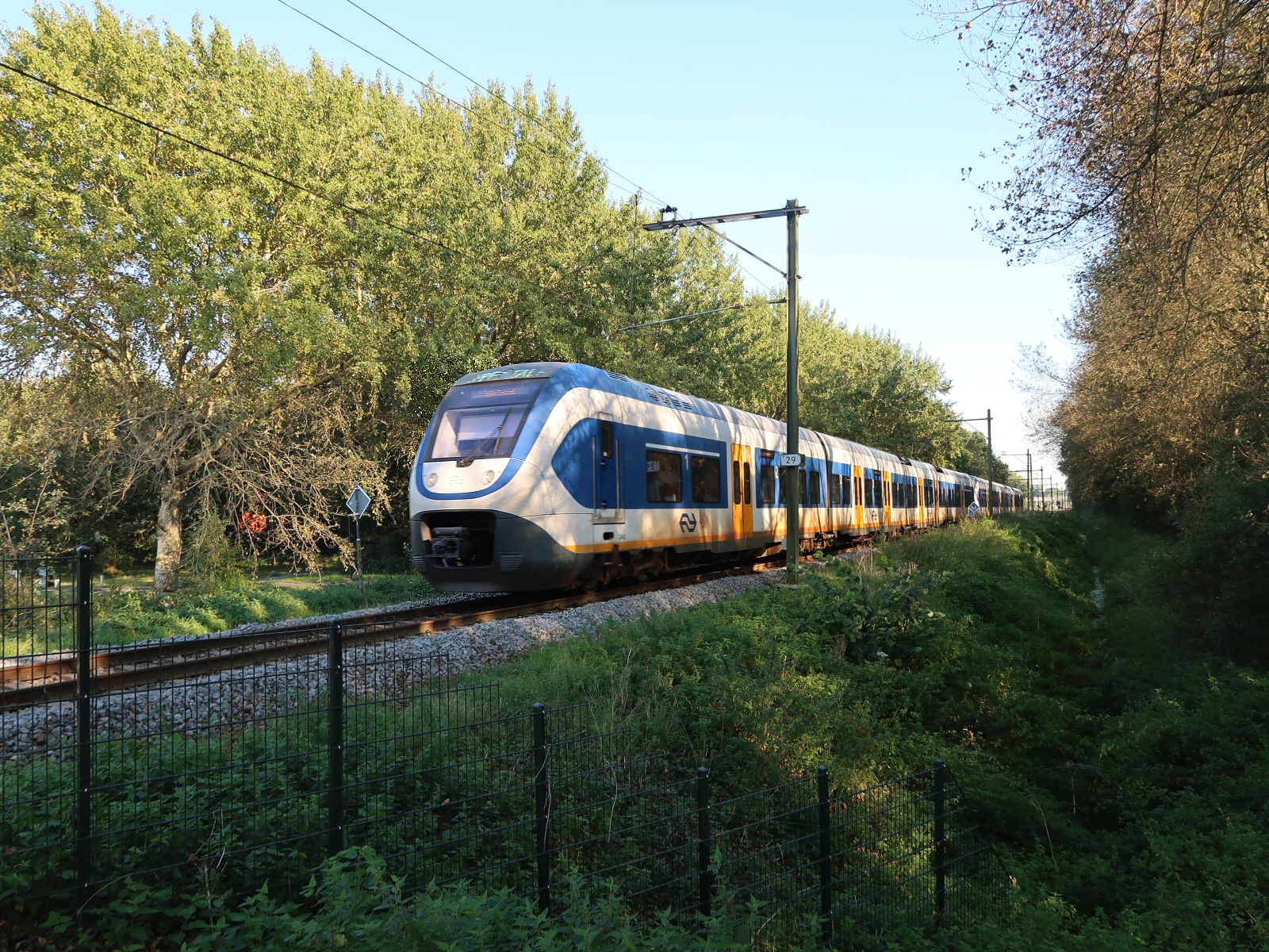 NS Triebzug SLT-IV 2452 und 24XX bei Bahn�bergang Cronesteinpad, Leiden 05-10-2025.

NS treinstel SLT-IV 2452 en 24XX bij overweg Cronesteinpad, Leiden 05-10-2025.