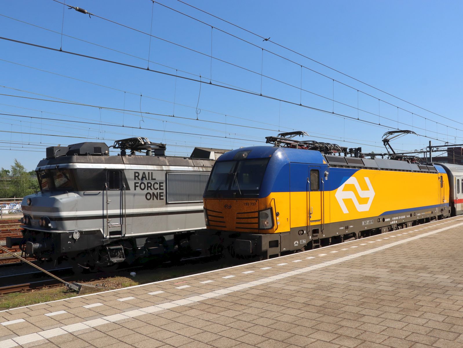 NS Vectron Lokomotive 193 737-4 (91 80 6193 737-4 D-ELOC) mit Intercity von Hannover nach Amsterdam und RFO (Rail Force One) Lokomotive 1829 (91 84 1570 829-9) ex-NS 1829 Amersfoort Centraal 14-05-2024.

NS Vectron locomotief 193 737-4 (91 80 6193 737-4 D-ELOC) met intercity van Hannover naar Amsterdam en RFO (Rail Force One) locomotief 1829 (91 84 1570 829-9) ex-NS 1829 Amersfoort Centraal 14-05-2024.