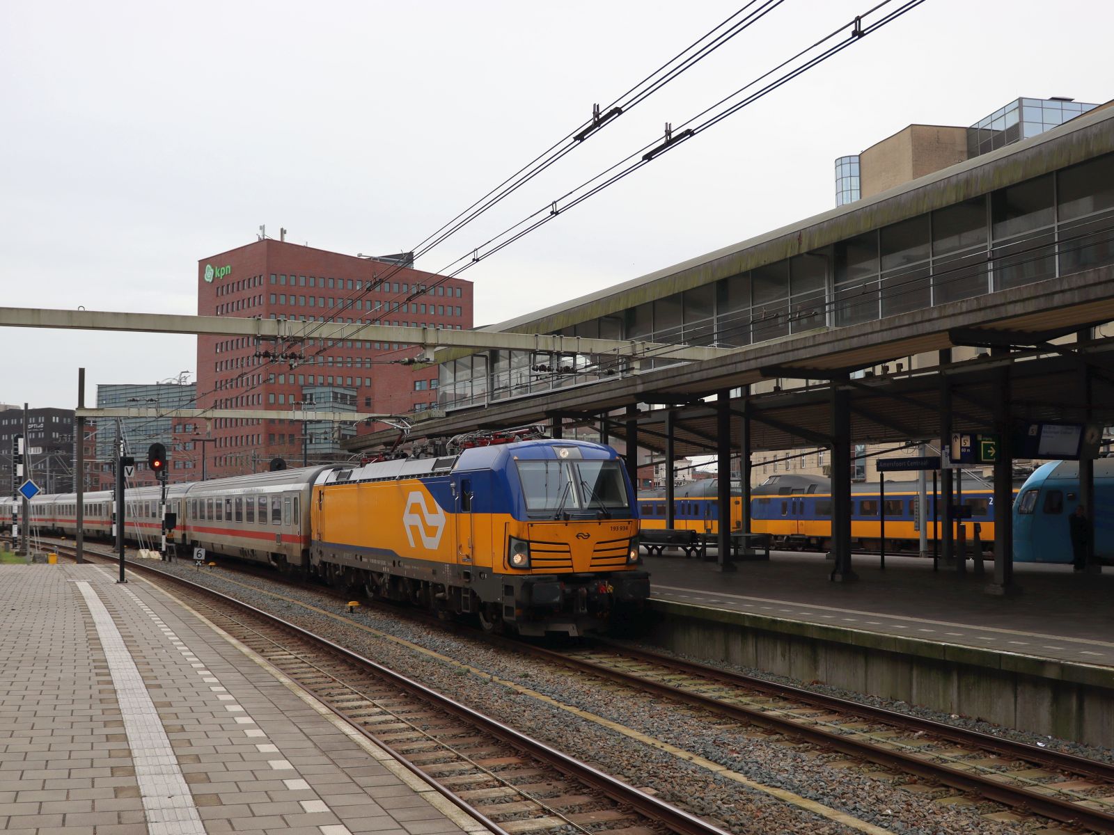 NS Vectron Lokomotive 193 934-7 mit IC240 von Berlijn nach Amsterdam Gleis 5 Bahnhof Amersfoort Centraal 20-02-2024.

NS locomotief 193 934-7 met vertraagde IC240 van Berlijn naar Amsterdam spoor 5 station Amersfoort Centraal 20-02-2024.