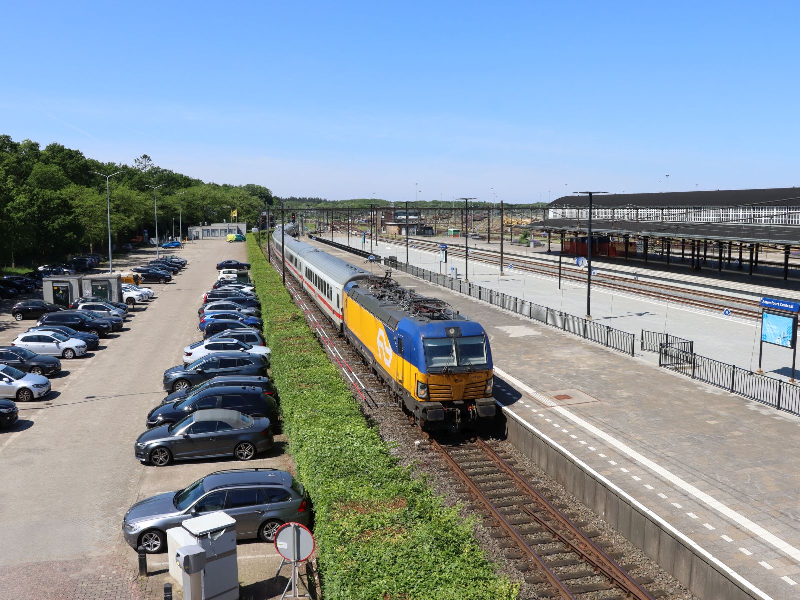 NS Vectron Lokomotive193 936-2 (91 80 6193 936-2 D-ELOC) mit Intercity von Amsterdam nach Berlin. Gleis 1 Amersfoort Centraal 14-05-2024.

NS Vectron locomotief 193 936-2 (91 80 6193 936-2 D-ELOC) met Intercity van Amsterdam naar Berlijn. Spoor 1 Amersfoort Centraal 14-05-2024.