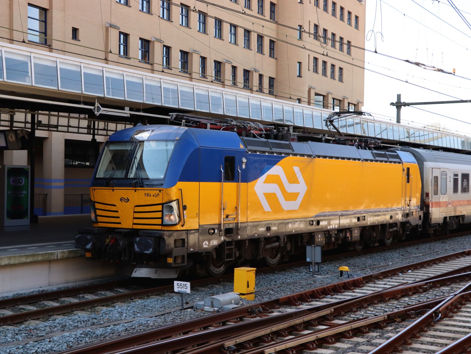 NS Vetron Lokomotive 193 939-6 (91 80 6193 939-6 D-ELOC) mit IC nach Hannover Gleis 2 Amersfoort Centraal 08-04-2025.

NS Vetron locomotief 193 939-6 (91 80 6193 939-6 D-ELOC) met IC naar Hannover spoor 2 Amersfoort Centraal 08-04-2025.
