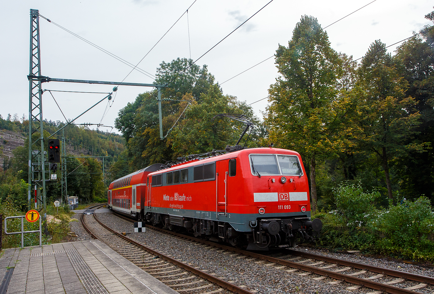 Nun ist endlich auch die Siegstrecke (KBS 460) wieder durchgängig offen. Wegen einer Gleisabsenkung in Höhe Etzbach, war sie zwischen Wissen und Au (Sieg) wochenlang gesperrt. 

Die 111 093-1 (91 80 6111 093-1 D-DB) der DB Regio NRW bzw. der DB-Gebrauchtzug schiebt nun den RE 9, (rsx - Rhein-Sieg-Express) von Siegen via Köln Hbf nach Aachen Hbf, vom Bahnhof Kirchen (Sieg) weiter in Richtung Betzdorf.

Die Lok wurde 1978 von Krupp unter der Fabriknummer 5430 gebaut, der elektrische Teil wurde von AEG unter der Fabriknummer 8972 geliefert.
