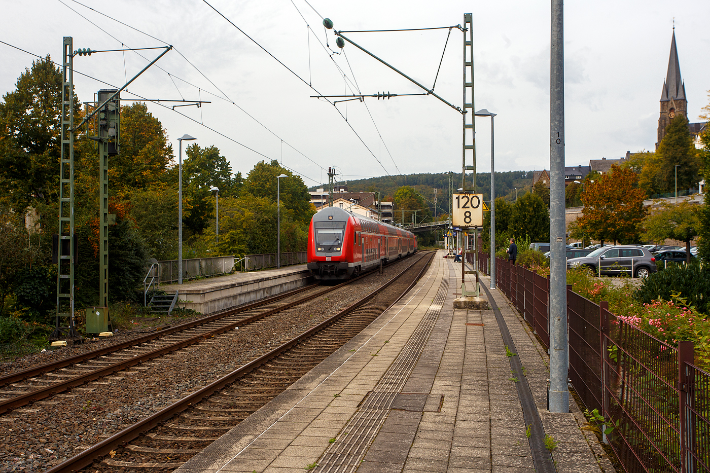 Nun ist endlich auch die Siegstrecke (KBS 460) wieder durchgängig offen. Wegen einer Gleisabsenkung in Höhe Etzbach, war sie zwischen Wissen und Au (Sieg) wochenlang gesperrt. 

Steuerwagen voraus erreicht der RE 9 rsx - Rhein-Sieg-Express (Siegen – Köln – Aachen) am 09.10.2023 den Bahnhof Kirchen (Sieg). Schublok war die 111 093-1 der DB Regio NRW bzw. der DB-Gebrauchtzug.