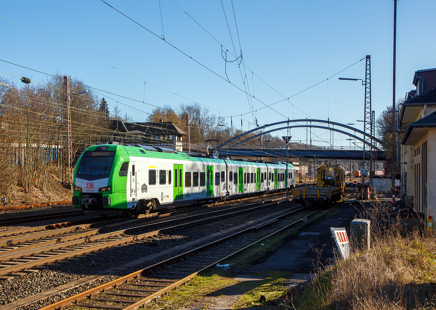 Nun in Gegenrichtung....
Der für die DB Regio AG – NRW fahrende dreiteilige Stadler FLIRT 3 XL 3427 015 (94 80 3427 015-7 D-STAP /  94 80 3827 015-3 D-STAP / 94 80 3427 515-6 D-STAP) der ZV VRR Eigenbetrieb Fahrzeuge und Infrastruktur, als RE 34 „Dortmund-Siegerland-Express“ (Siegen - Letmathe - Dortmund), erreicht am 13.02.2023 bald den Bahnhof Kreuztal.
