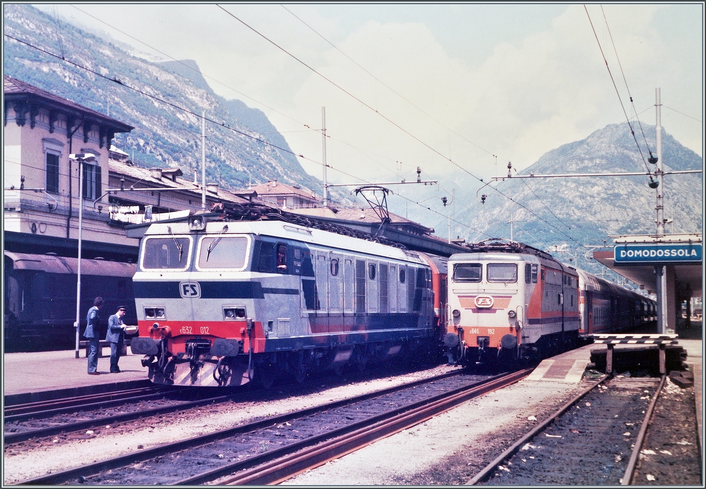 Nun hat die FS E 632 012 den IC Gen�ve - Milano �bernommen und wird in K�rze Domodossola verlassen. 

Analogbild vom Mai 1985