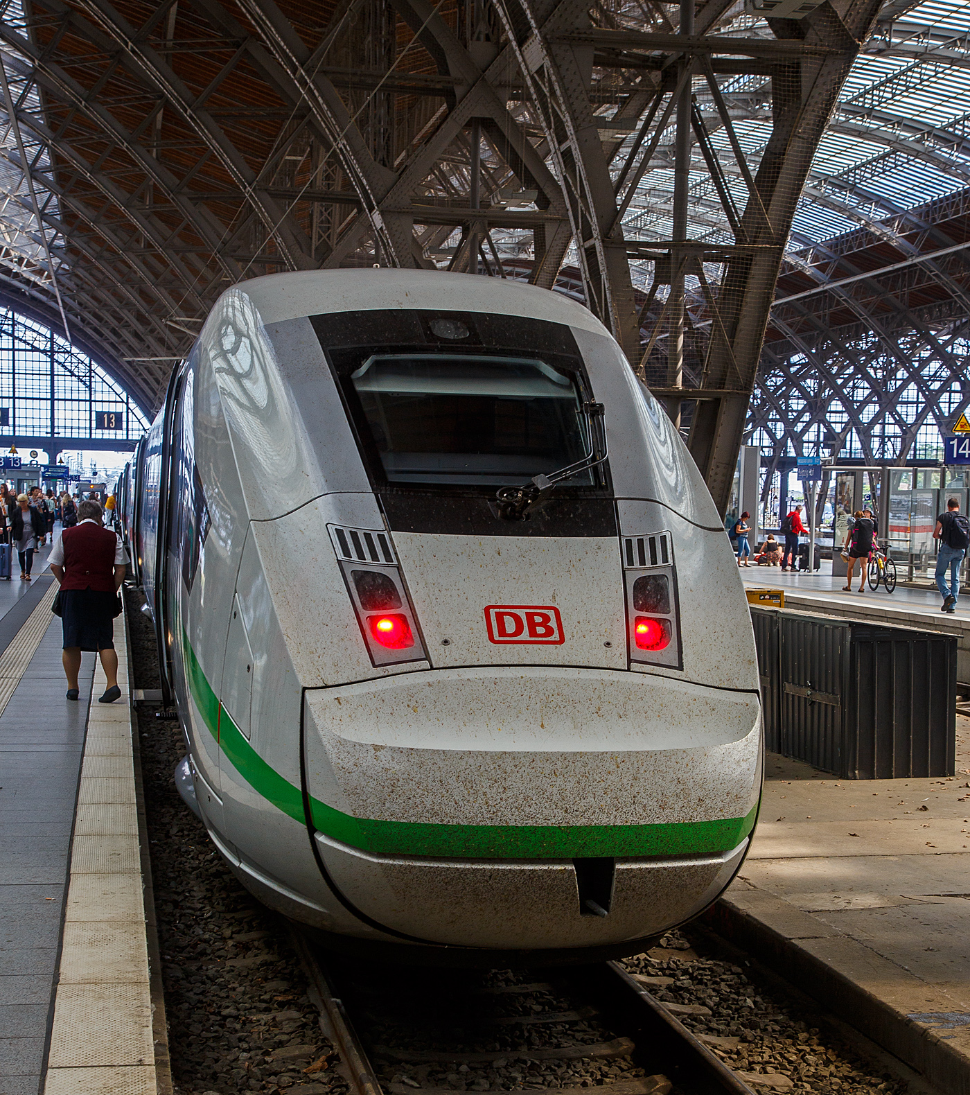 Nun hat der zw�lfteilige ICE 4 „Z�richsee“ (Triebzug 9026) der Baureihe 412.0, Deutschlands schnellster Klimasch�tzer, als ICE 694 von Stuttgart Hbf �ber Mannheim, Frankfurt(M)Hbf, Erfurt, Leipzig Hbf, Berlin Hbf nach Berlin-Gesundbrunnen, am 11 Juni 2022 den Hauptbahnhof Leipzig erreicht, hier findet das der Hbf ein Kopfbahnhof ist ein Richtungswechsel statt. Wir hatten mit ihm p�nktlich Leipzig erreicht.