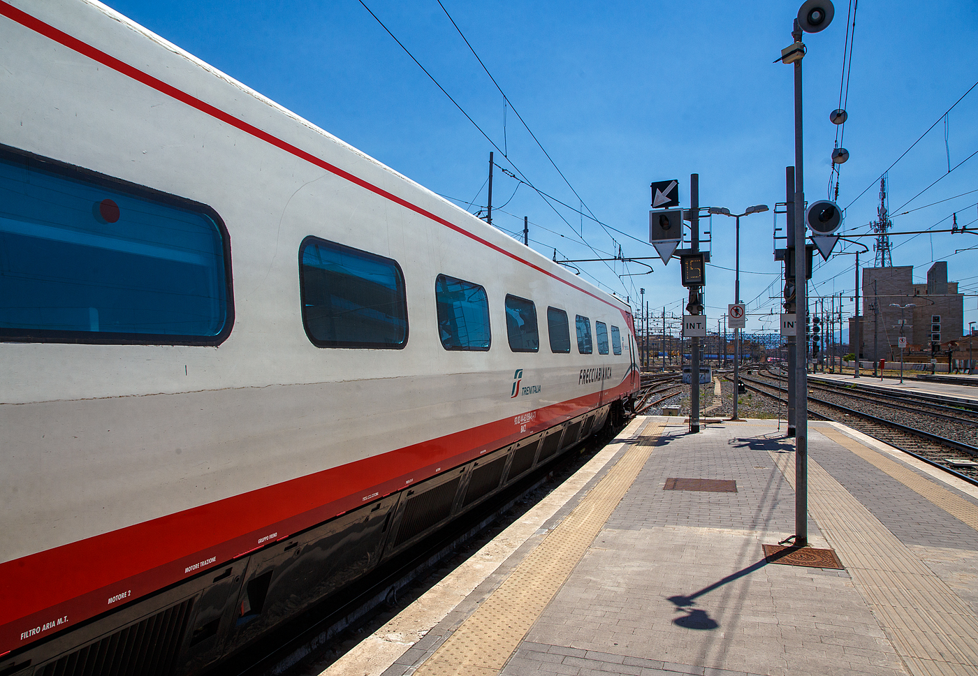 Nun verlässt der Trenitalia Frecciabianca ETR.463.28 (Pendolino) am 14 Juli 2022 den Bahnhof Roma Termini.

Der ETR.463 (von italienisch Elettro Treno Rapido) oder umgangssprachlich auch Pendolino ist ein von Trenitalia betriebener italienischer Neigezug von Fiat Ferroviaria. Noch während die Produktion der ETR.450 im Gange war, wurde mit dem Bau der zweiten Generation von Pendolino-Zügen begonnen. Die 10 Züge wurden 1991 von Italienischen Staatsbahn (FS) bestellt. Seit 2013 gehören die Züge zur Zuggattung Frecciabianca und bedienen von Rom aus Genua, Ravenna (und bis 2020 Reggio Calabria), sowie seit 2021 die Verbindung Venedig–Lecce über die Adriabahn.
