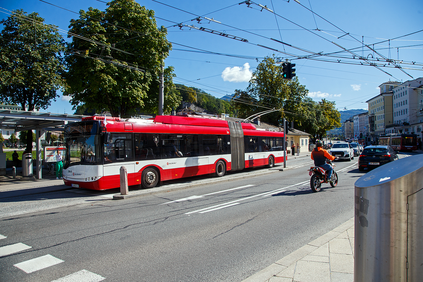 OBUS 349 (S 812 TU) der Salzburg AG ein Solaris Gelenktrolleybus vom Typ Solaris Trollino III 18 AC (Baujahr 2010 unter Fabriknummer 8802) am 12.09.2022 beim Ferdinand-Hanusch-Platz in Salzburg.

Die Obusse dieses Typs wurden ab Herbst 2009 bis 2011 wurden in Dienst gestellt. Die Fahrzeuge haben wie ihre Vorgängermodelle vom Typ Van Hool AG 300 T eine Länge von 18 Metern und bieten dabei 38 Sitzplätze und knapp 100 Stehplätze an. Der in den Bussen verbaute Skoda Elektric-Motor leistet 250 kW. Der polnische Lieferant Solaris stattet die Busse mit zusätzlichen Hilfsdieselmotoren aus, damit Ausfälle der Oberleitung oder der Elektronik des Busses zumindest ein Aus-dem-Gefahrenbereich-Fahren des Fahrzeugs ermöglichen.

Die OBusse vom Typ Solaris Trollino III 18 AC tragen die SLB-Nummern von 301 bis 315.
