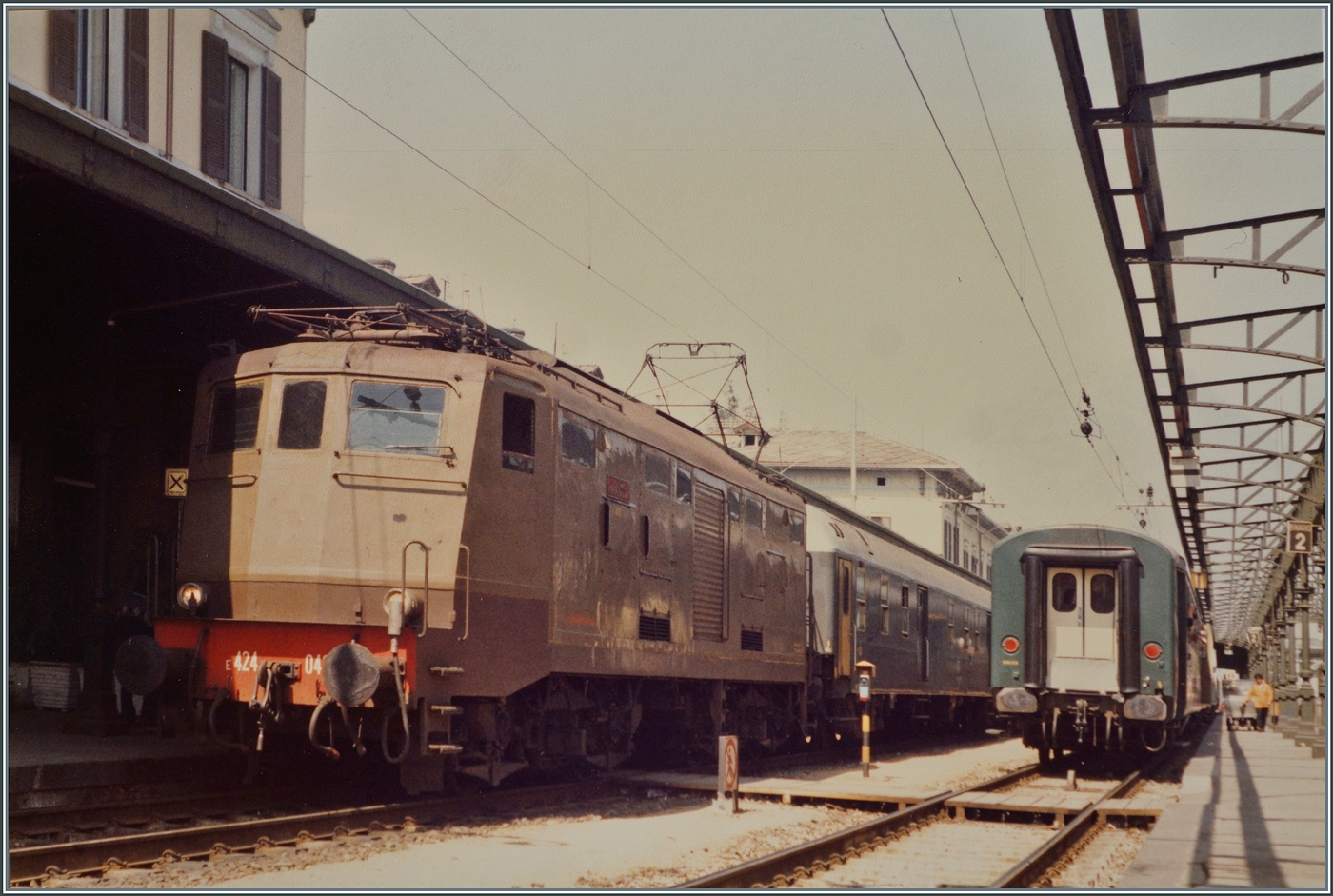 Obwohl eigentlich recht zahlreich in Italien unterwegs, sind meiner Meinung nach Bilder der FS 424 nicht so oft zu sehen. Somit denke ich, dass es sich lohnt, auch nicht ganz so  perfekte  Bilder der E 424 zu zeigen, wie zum Beispiel dieser E 424 04x mit einem Regionalzug in Domodossola. Interessant auch der sch�ne Post- / Gep�ckwagen hinter der Lok und der BLS Wagen auf Gleis 2. 

Analogbild vom Fr�hling 1987