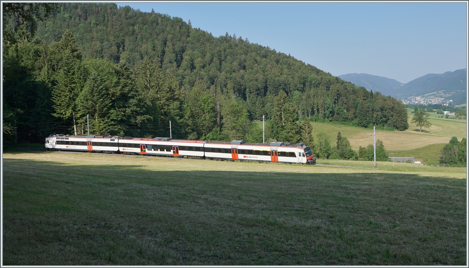 Obwohl zu Fuss abgemessen, war zwischen dem Wald und dem Einschnitt doch nur sehr kanpp Platz, um dem Regionalzug von Moutier nach Solothurn oberhalb von Crémines fotografieren zu können. Im Hintergrund ist der Zielort des Zuges, Moutier zu erkennen. 

5. Juni 2023