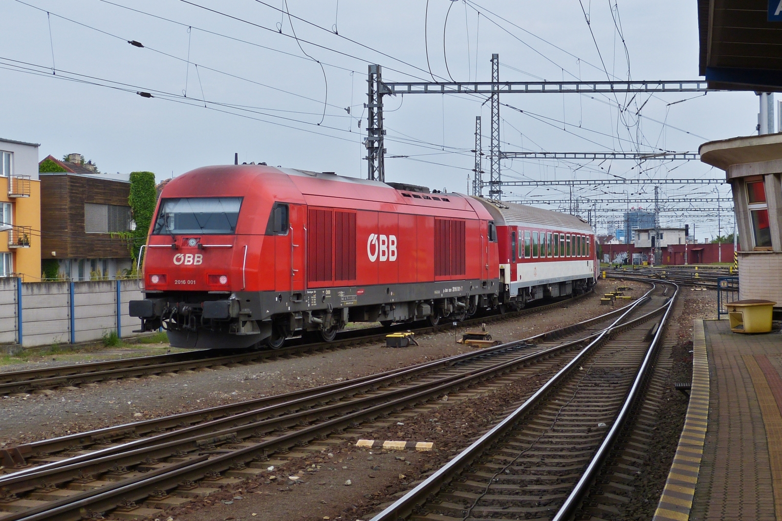 BB 2016 001 schiebt ihrem Zug aus dem Bahnhof von Bratislava in Richtung Abstellung. 05.06.2023 