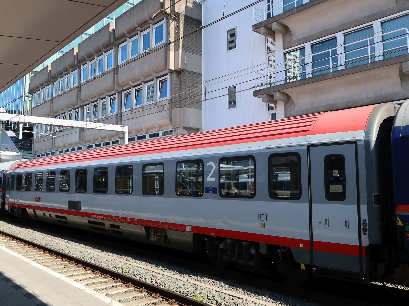 �BB Bmz Sitzwagen mit Nummer A-�BB 73 81 21-91 136-1 Gleis 7 Utrecht Centraal Station 08-09-2023.

�BB Bmz zitrijtuig met nummer A-�BB 73 81 21-91 136-1 spoor 7 Utrecht CS 08-09-2023.