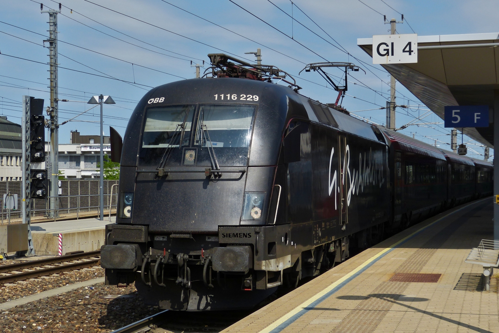 ÖBB Lok 1116 229 verlässt mit ihrem Railjet den Bahnhof von St. Pölten. 03.06.2023