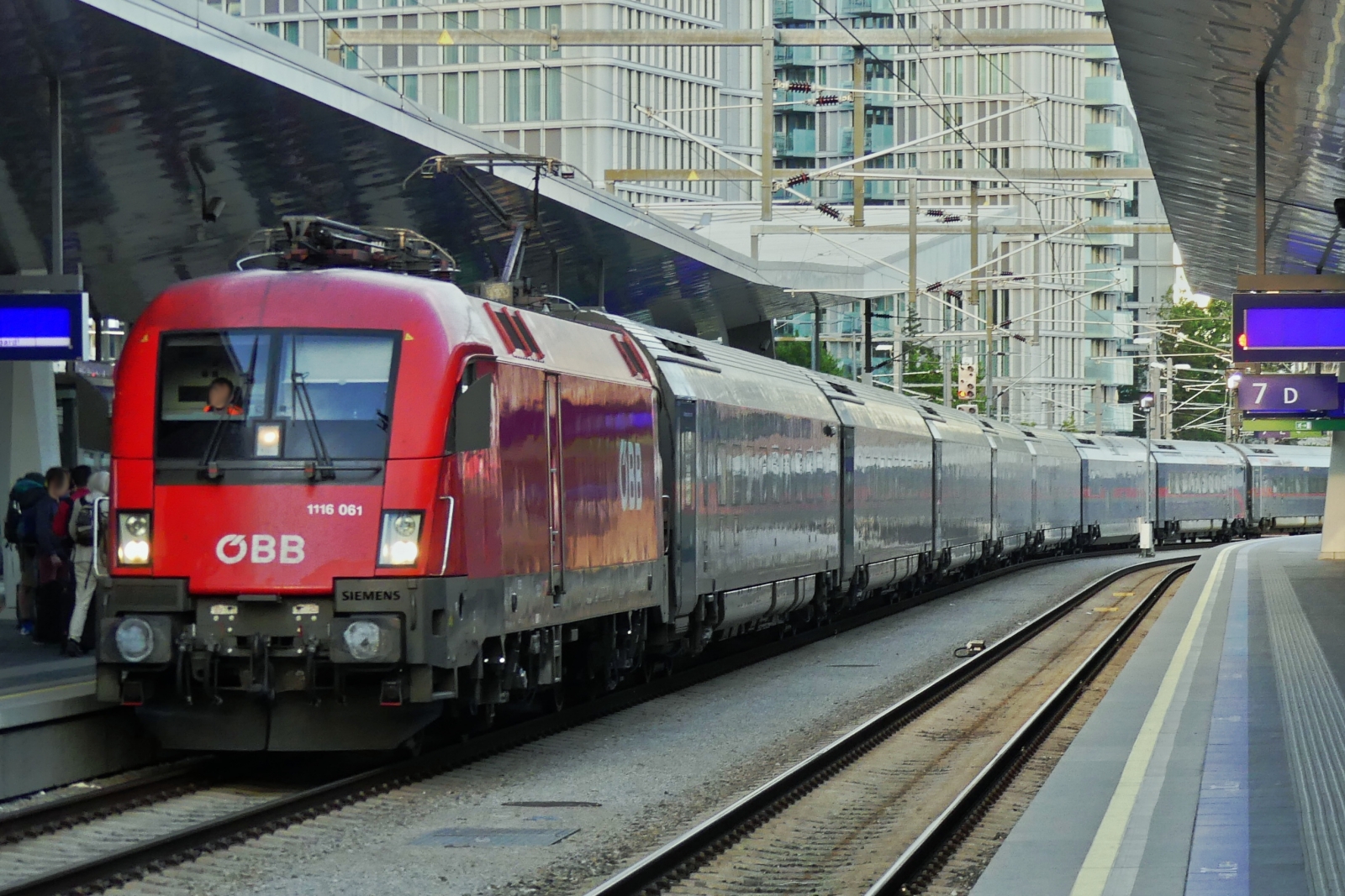 �BB Lok mit einem langen Nightjet Zug, f�hrt in den Hauptbahnhof von Wien ein, Der Zug f�hrt von Wien nach Hamburg und Amsterdam und besteht aus Zwei Zugteilen mit jeweils 6 Wagen und einem Steuerwagen. 09.05.2026