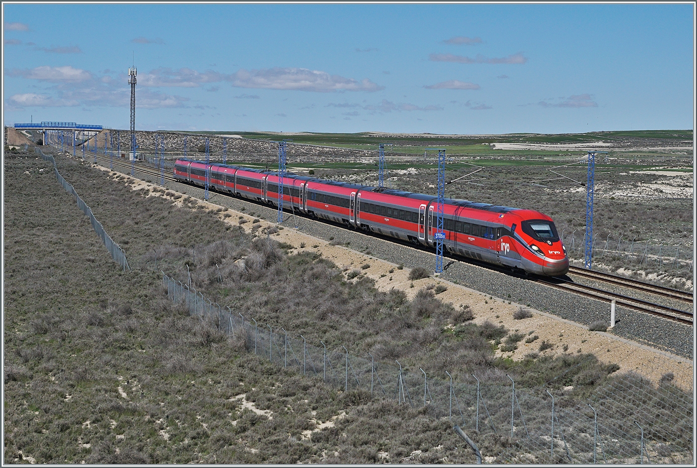 Ol - ein ETR 400 ist als IRYO von Madrid nach Barcelona bei Bujaraloz unterwegs.

19. April 2024