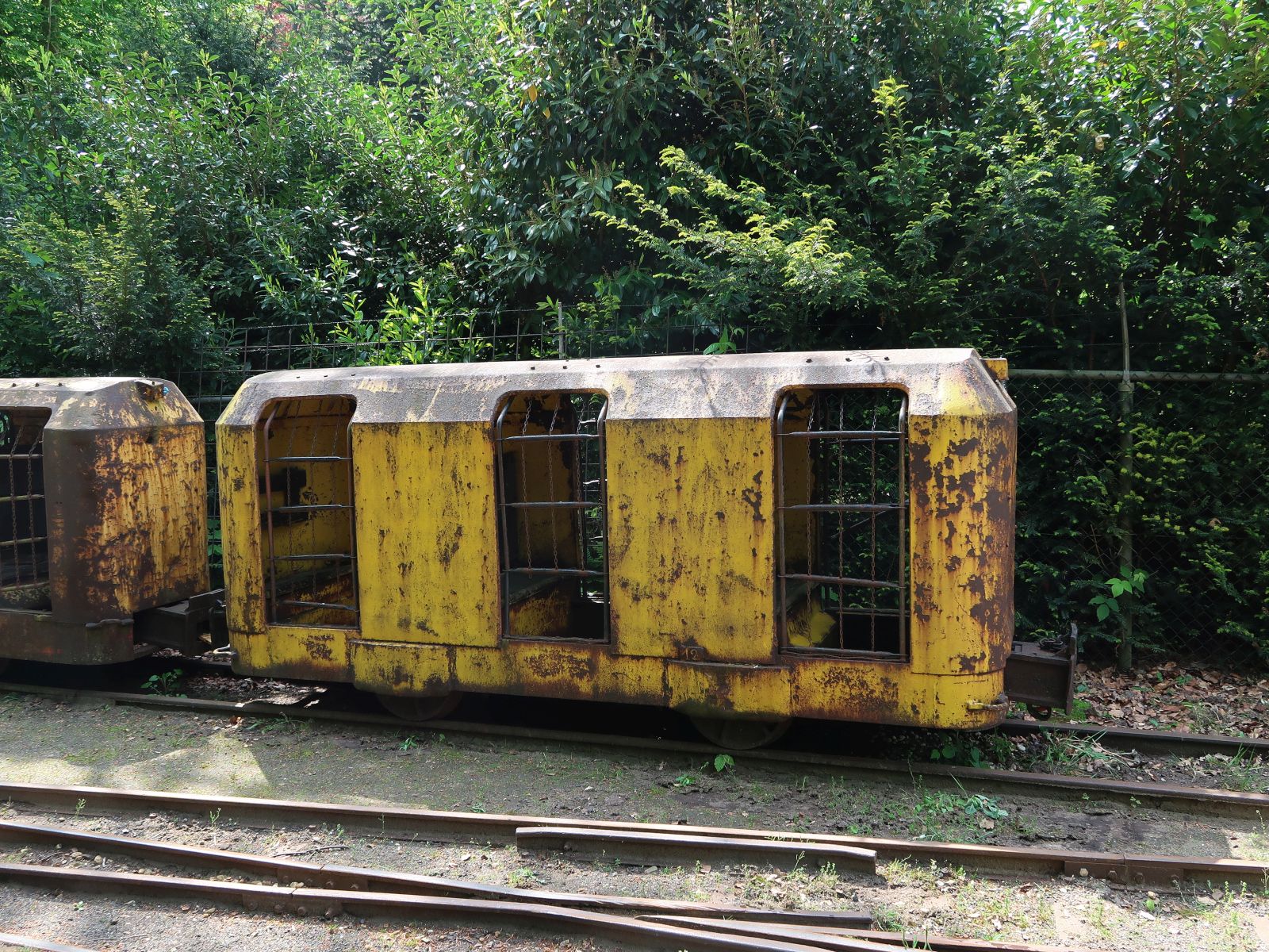 Personenwagen zum Transport von Bergleuten im Bergwerk. Schmallspurmuseum Leemspoor, Rijssen 09-05-2024.

Personenrijtuig voor het vervoer van mijnwerker. Smalspoormuseum Leemspoor, Rijssen 09-05-2024.