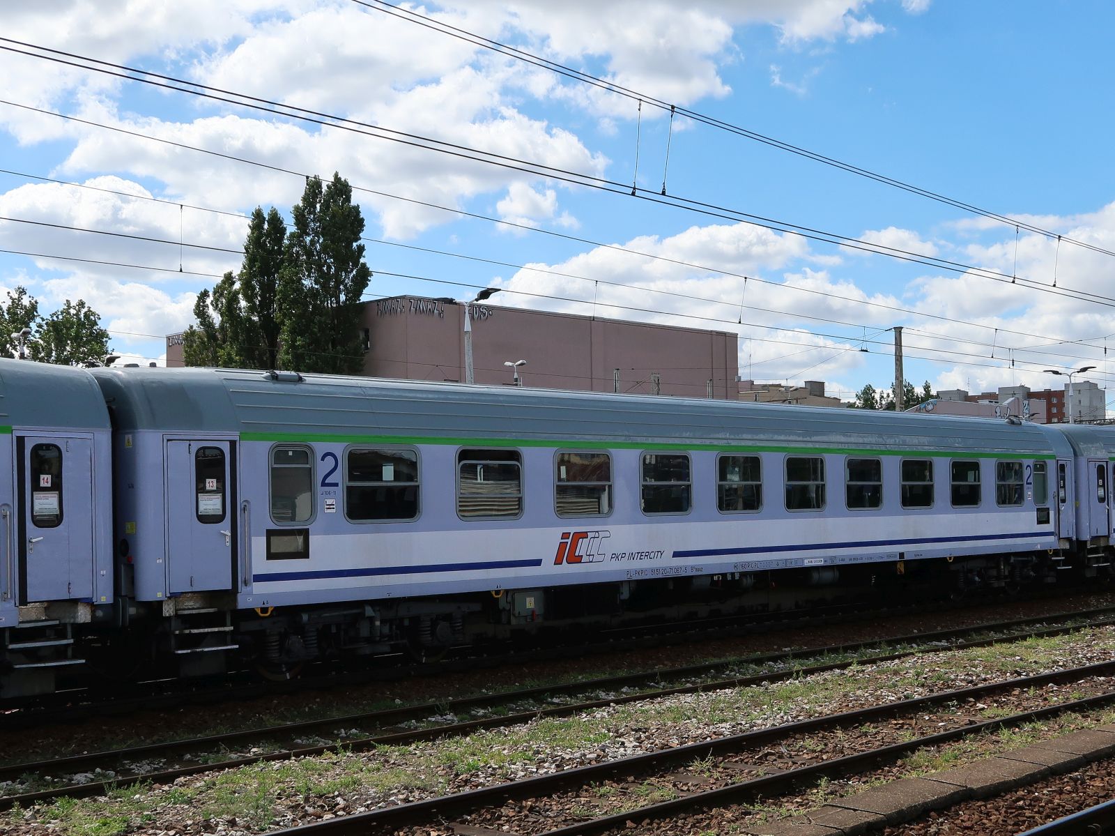 PKP Intercity B10nouz 2. klasse Intercitywagen mit Nummer PL-PKPIC 5151 20-71 067-5 Bahnhof Warszawa Wschodnia 11-08-2025.



PKP Intercity B10nouz 2e klasse intercityrijtuig met nummer PL-PKPIC 5151 20-71 067-5 station Warszawa Wschodnia 11-08-2025.