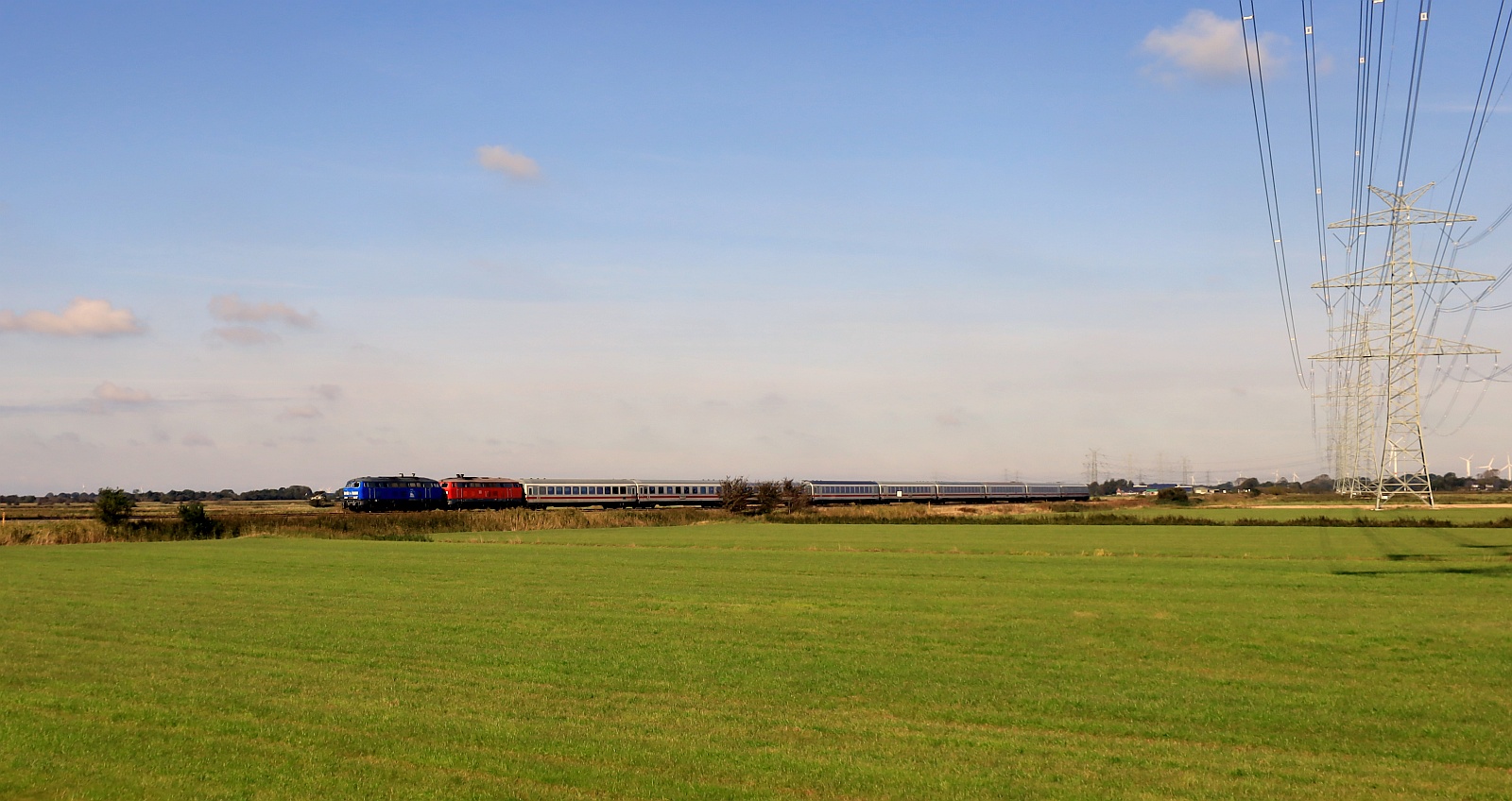 PRESS 218 056(454) + 218 397 mit IC 2375 nach Hamburg. Bongsieler Kanal 05.10.2024