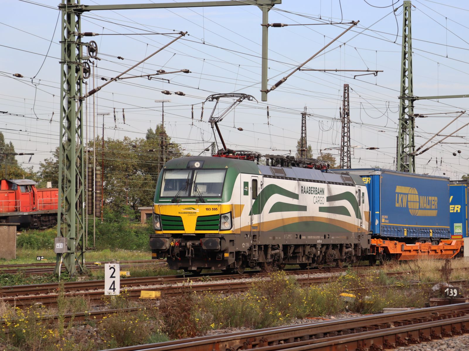 Raaberbahn Cargo Lokomotive 193 595-6 (91 80 6193 595-6 D-GYSEV) G�terbahnhof Oberhausen West 18-10-2024.

Raaberbahn Cargo locomotief 193 595-6 (91 80 6193 595-6 D-GYSEV) goederenstation Oberhausen West 18-10-2024.