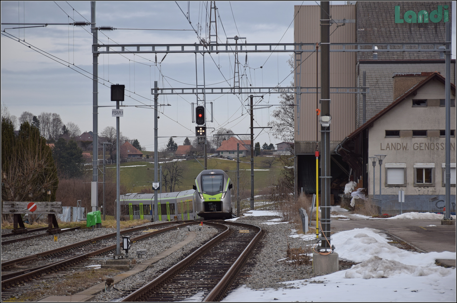 RABe 528 213 erreicht Schwarzenburg. Januar 2026.