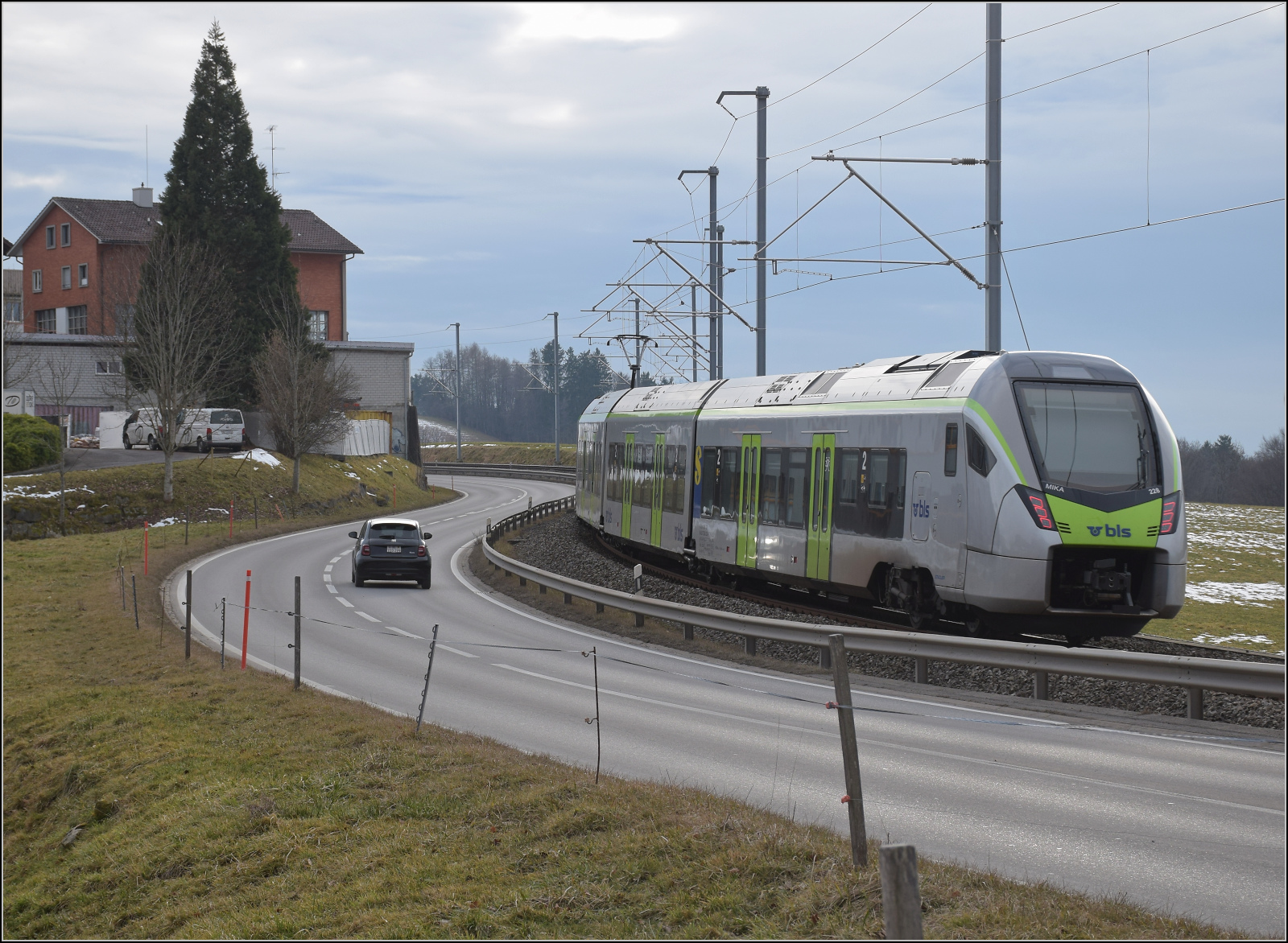 RABe 528 228 bei Steinhaus. Januar 2026.