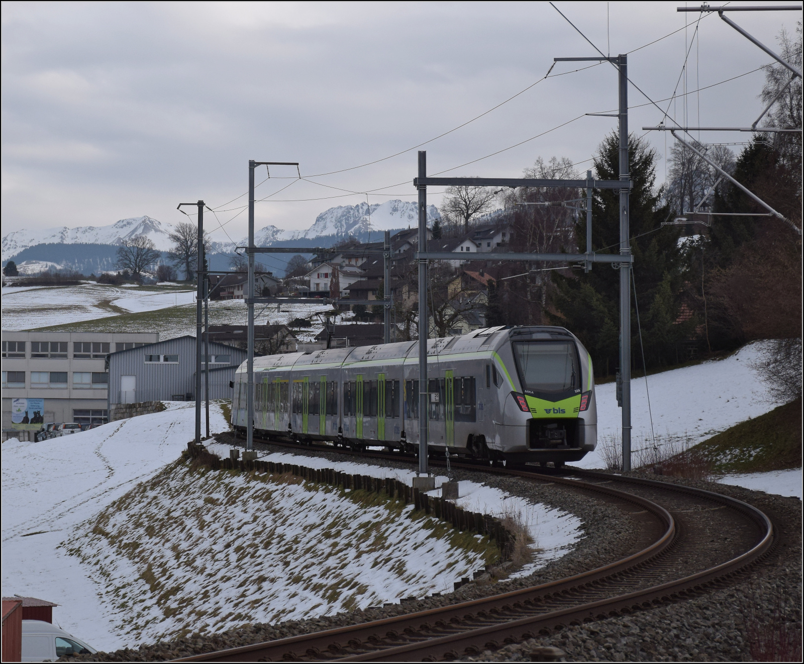 RABe 528 228 erreicht Schwarzenburg. Januar 2026.