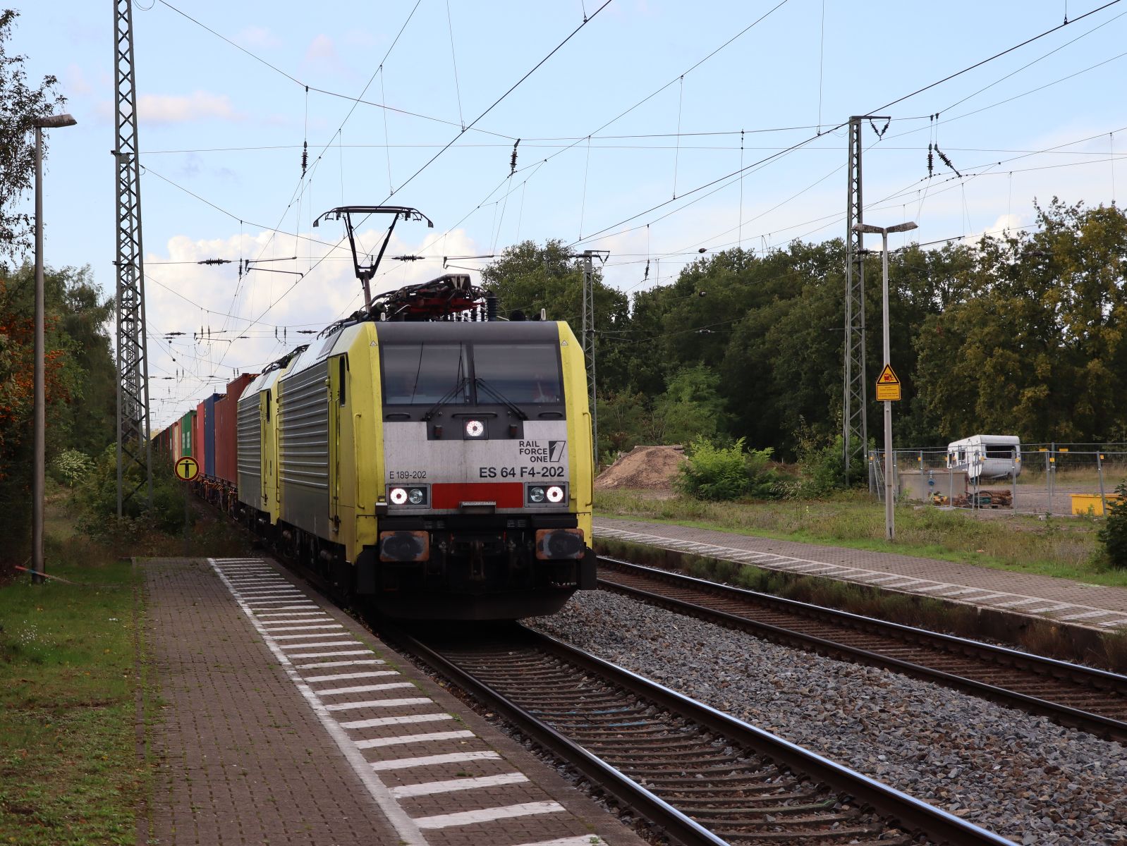 Rail Force One Lokomotive 189 202-5 (91 80 6189 202-5 D-DISPO) mit Schwesterlok Gleis 1 Bahnhof Empel-Rees 16-09-2022.

Rail Force One locomotief 189 202-5 (91 80 6189 202-5 D-DISPO) met zusterloc spoor 1 station Empel-Rees 16-09-2022.